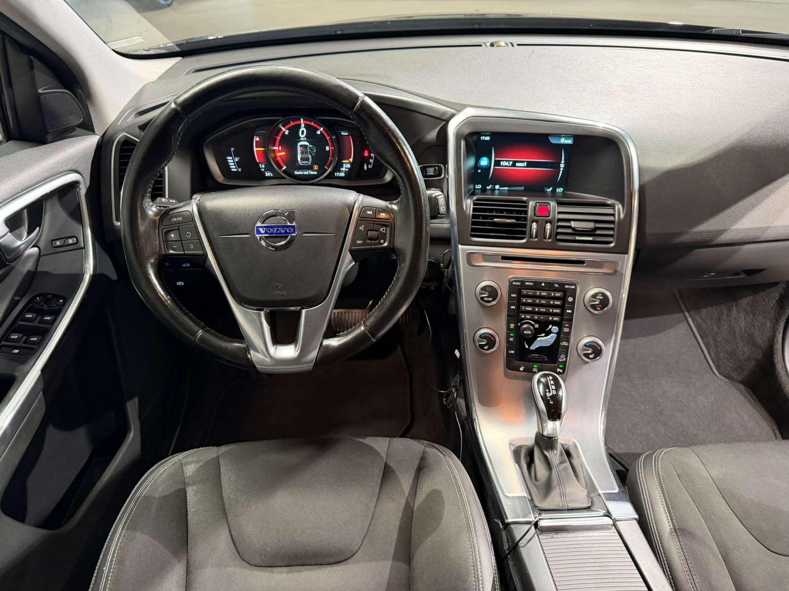VOLVO XC60 D4 AWD Momentum Geartronic (CH)-image-18