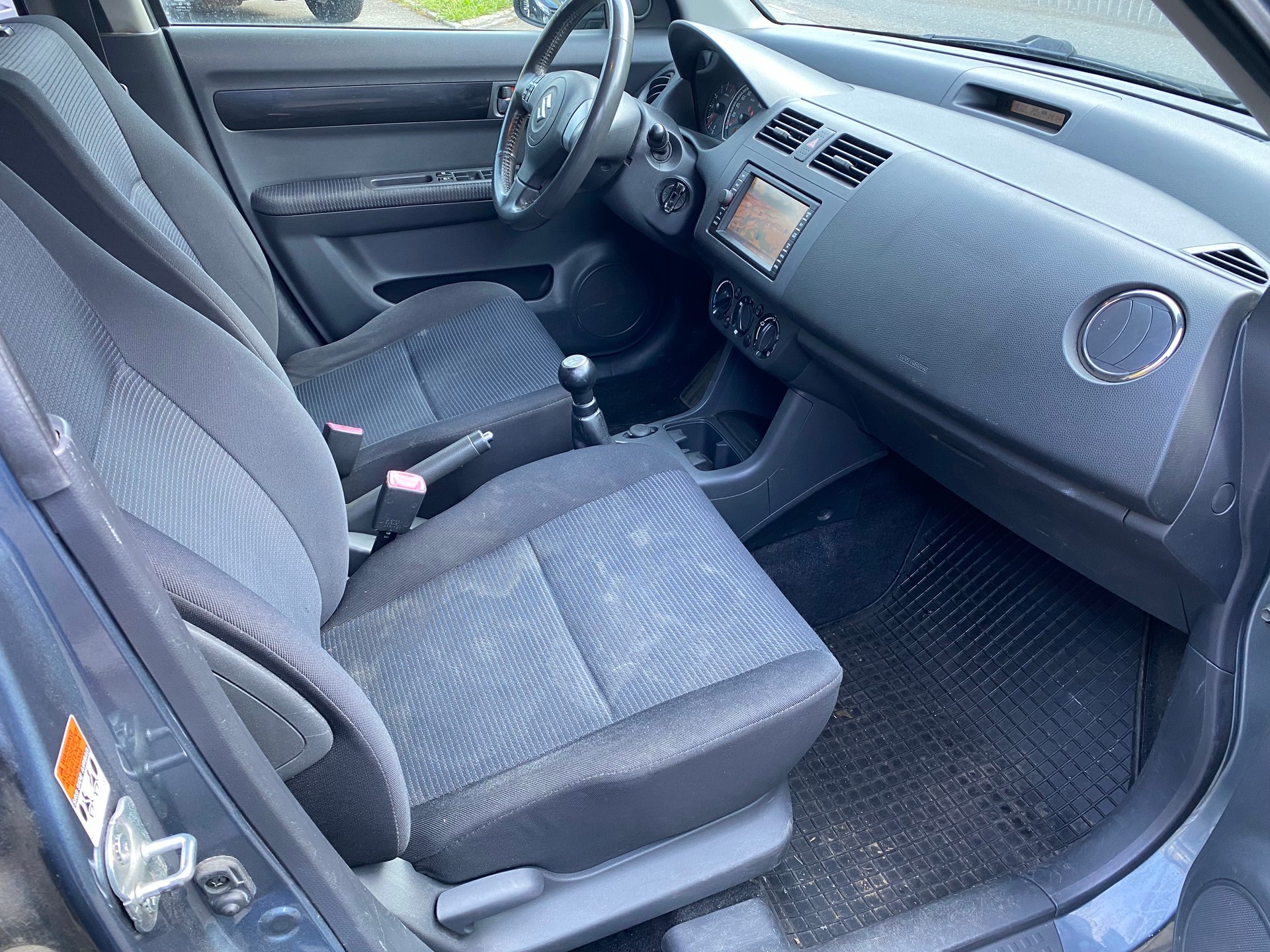 SUZUKI Swift 1.3i 16V GL Top 4x4-image-5