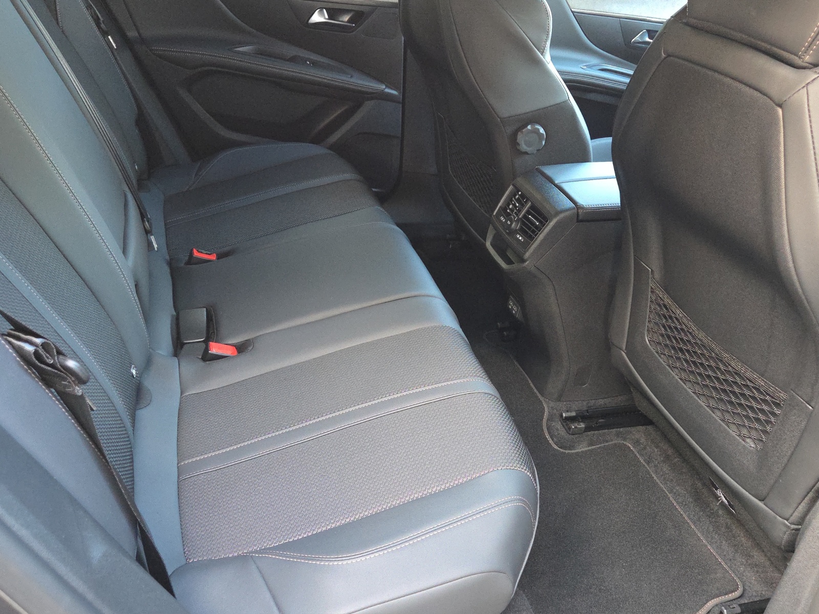 PEUGEOT 3008 GT 1.2 Automat-image-8