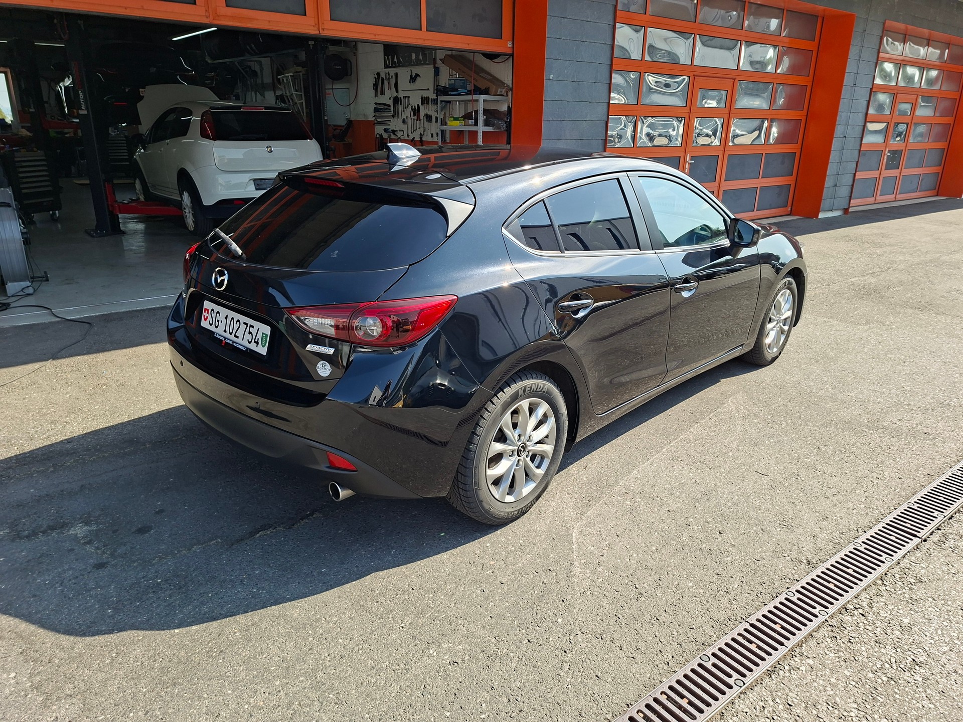 MAZDA 3 2.2 16V CD Revolution-showroom-element-3