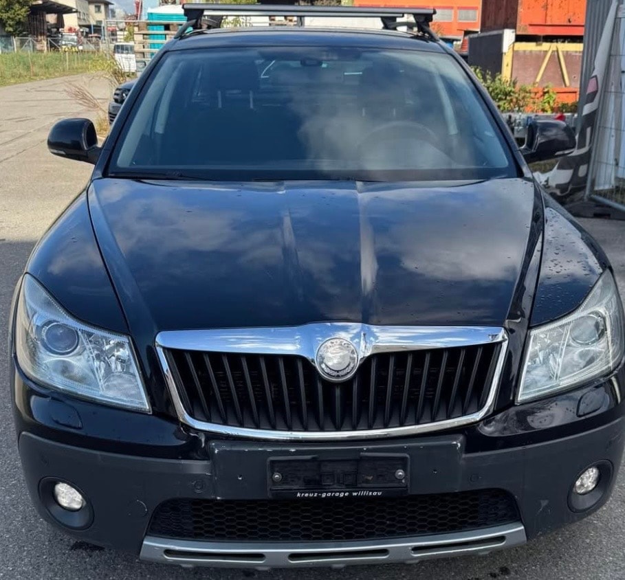 SKODA Octavia Combi 2.0 TDI Scout 4x4 (Klimatronik * AHK * Alufelgen * Sensoren * Multilenkrad * Xenon * Navigation * BO5)-image-0