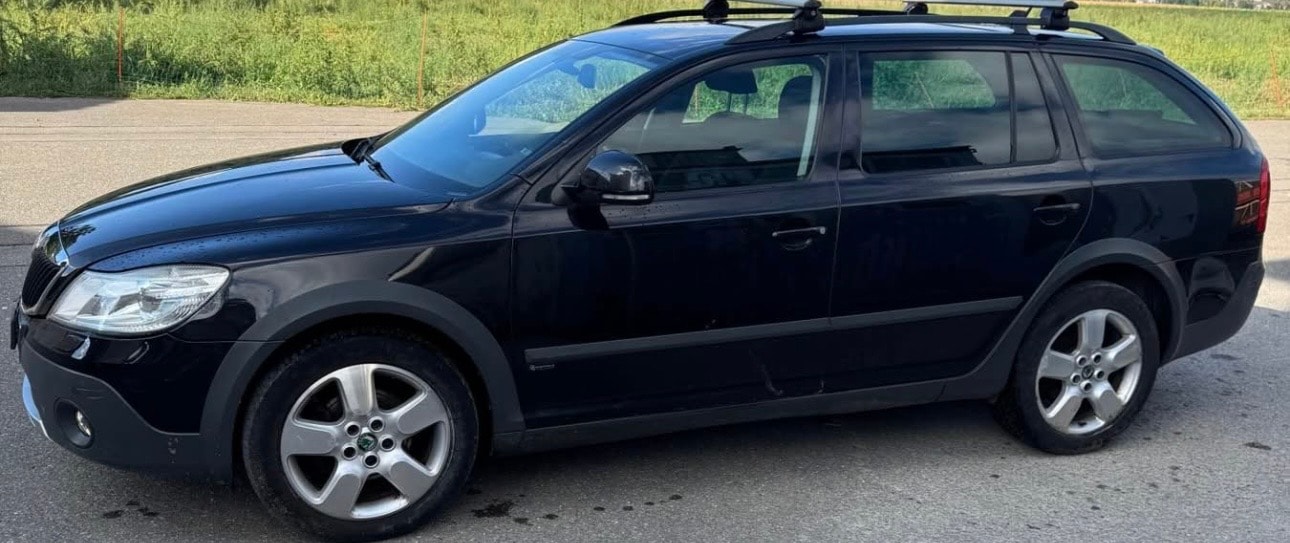 SKODA Octavia Combi 2.0 TDI Scout 4x4 (Klimatronik * AHK * Alufelgen * Sensoren * Multilenkrad * Xenon * Navigation * BO5)-image-1