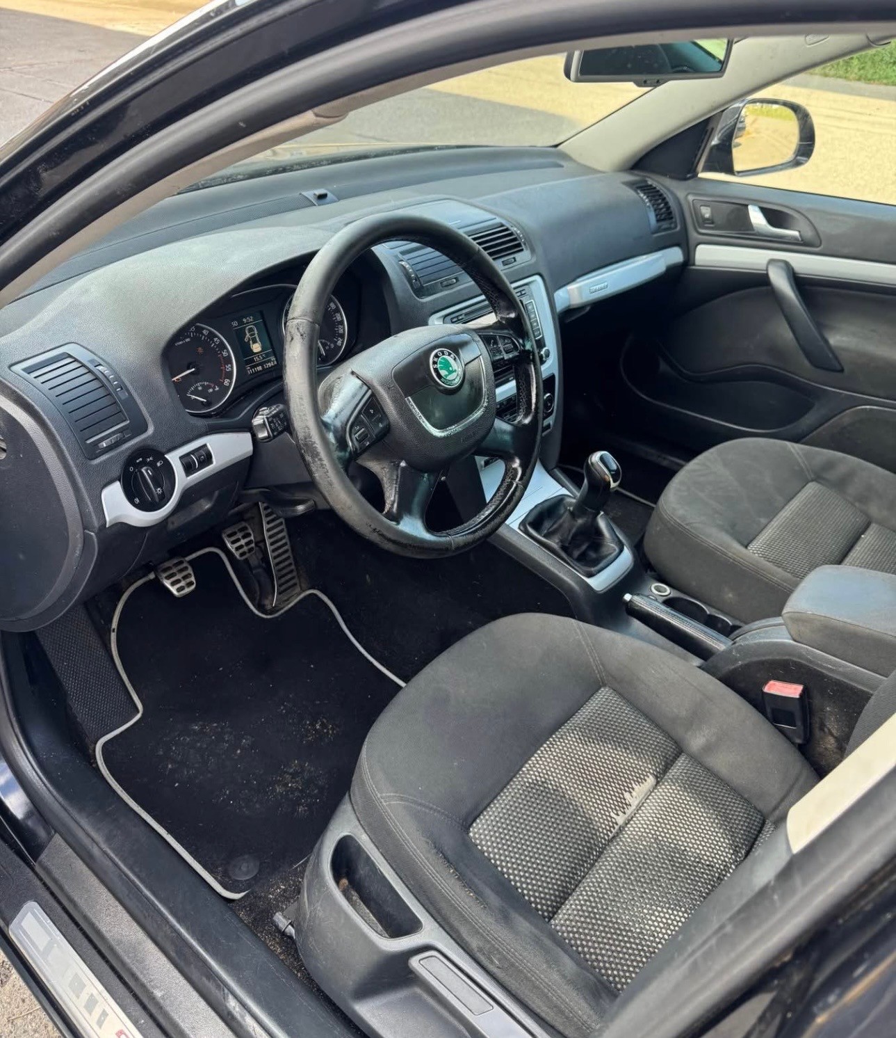 SKODA Octavia Combi 2.0 TDI Scout 4x4 (Klimatronik * AHK * Alufelgen * Sensoren * Multilenkrad * Xenon * Navigation * BO5)-image-7