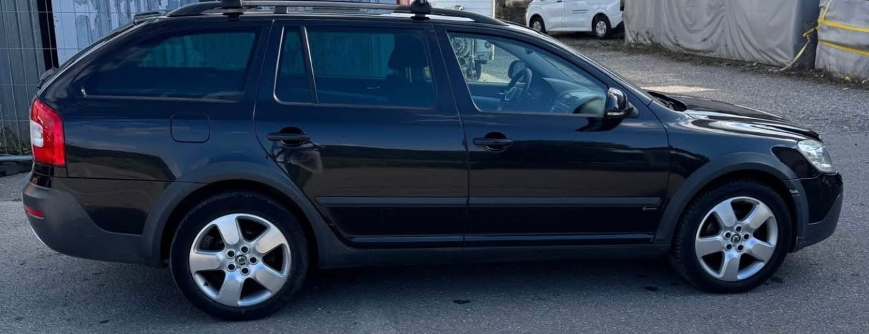 SKODA Octavia Combi 2.0 TDI Scout 4x4 (Klimatronik * AHK * Alufelgen * Sensoren * Multilenkrad * Xenon * Navigation * BO5)-image-2