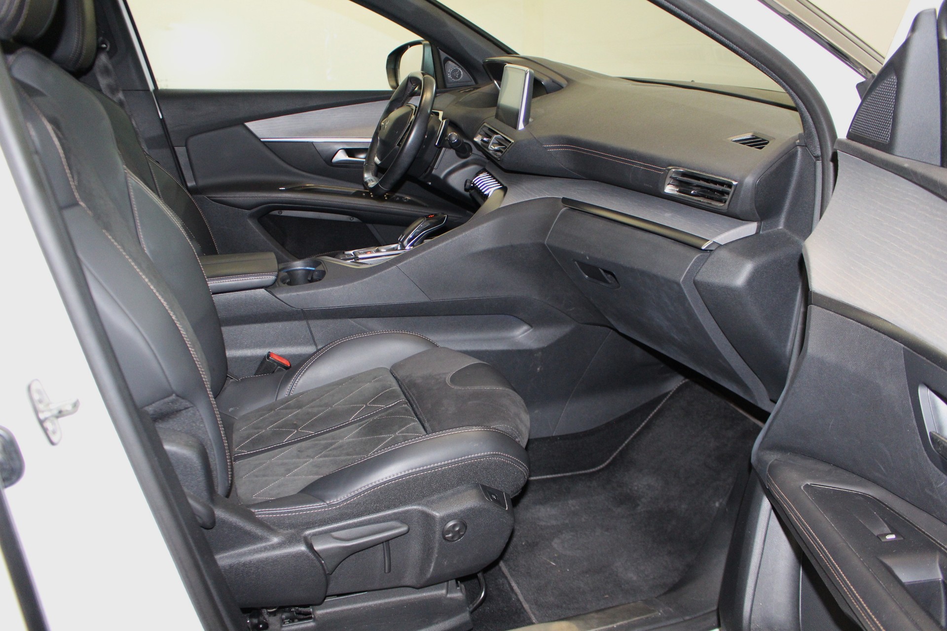 PEUGEOT 3008 2.0 BlueHDi 180 GT-image-10