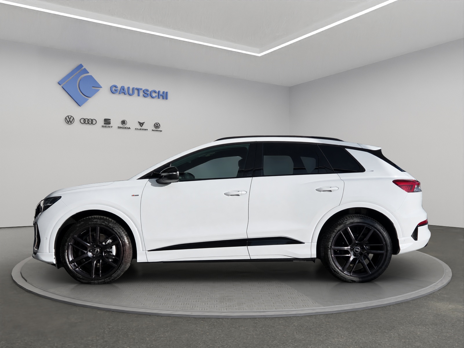 AUDI Q4 e-tron SUV quattro performance Swiss Ski-image-1