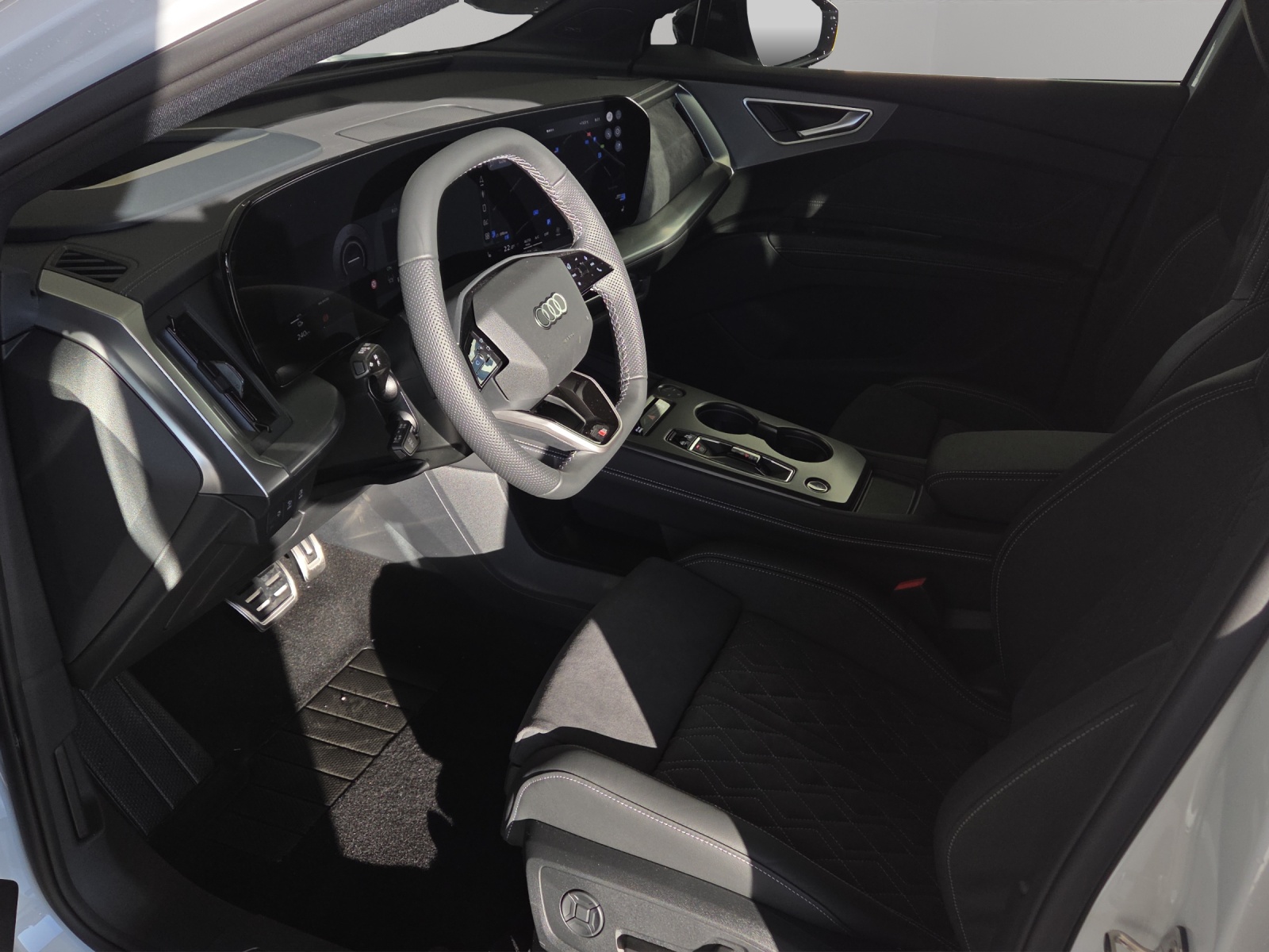 AUDI Q4 e-tron SUV quattro performance Swiss Ski-image-5