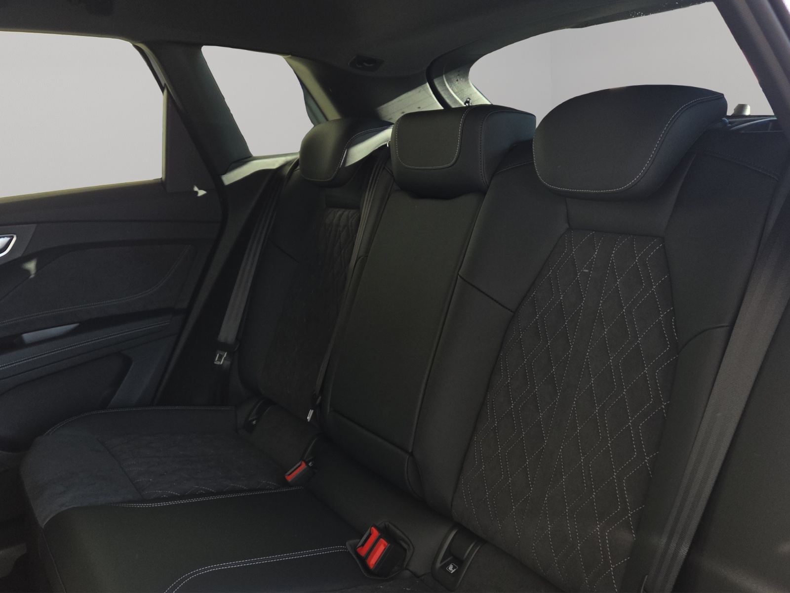 AUDI Q4 e-tron SUV quattro performance Swiss Ski-image-8