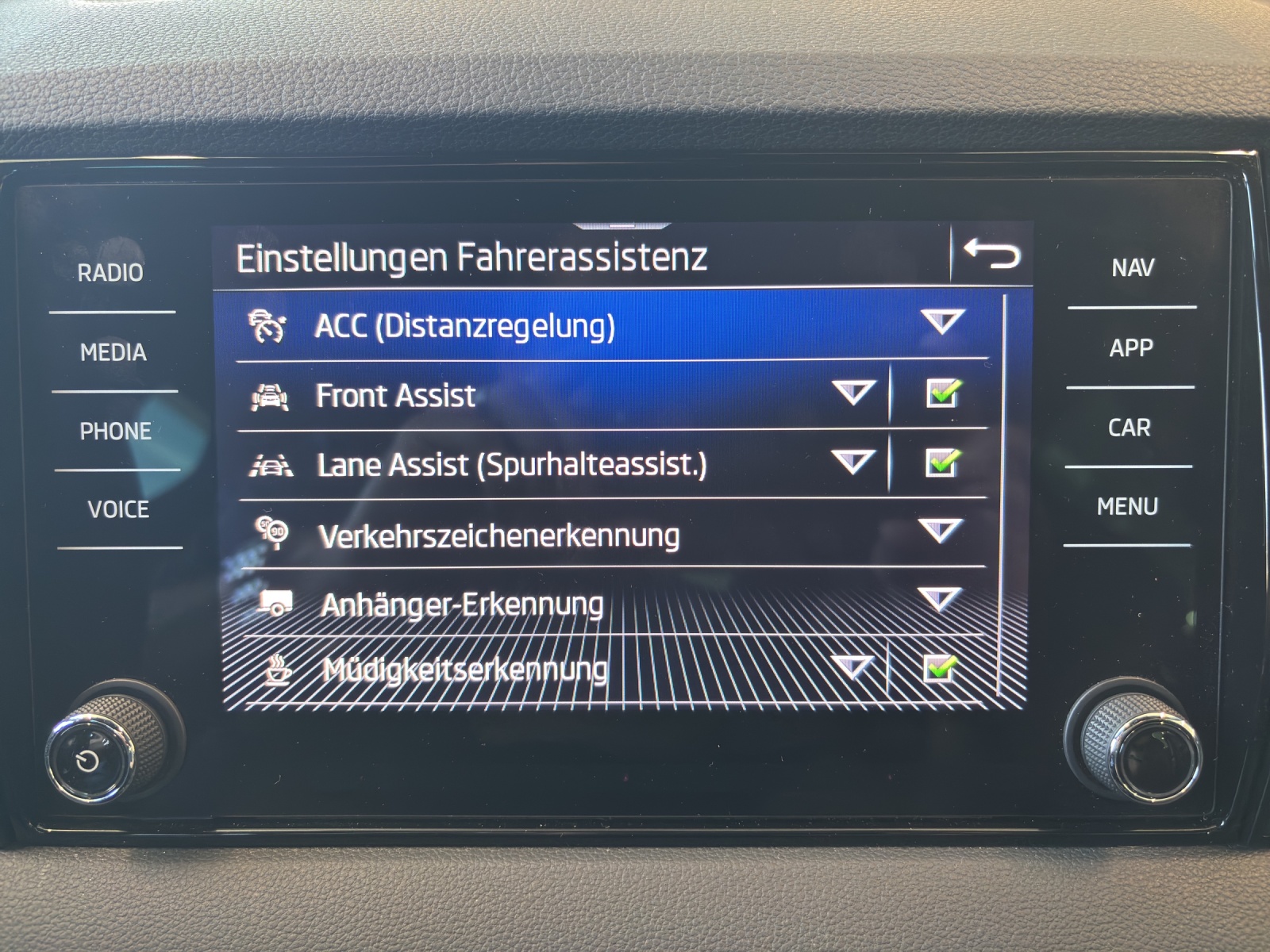 SKODA New Karoq 2.0 TSI SportLine 4x4 DSG mit AHK, Rückfahrkamera & Frontscheibenheizung-image-26