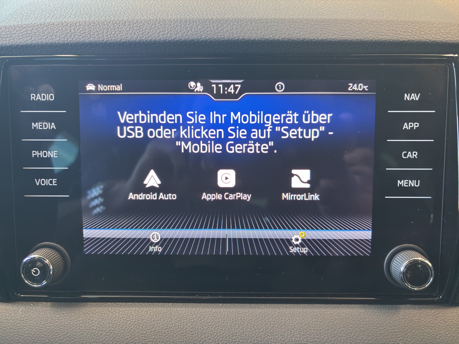 SKODA New Karoq 2.0 TSI SportLine 4x4 DSG mit AHK, Rückfahrkamera & Frontscheibenheizung-image-23