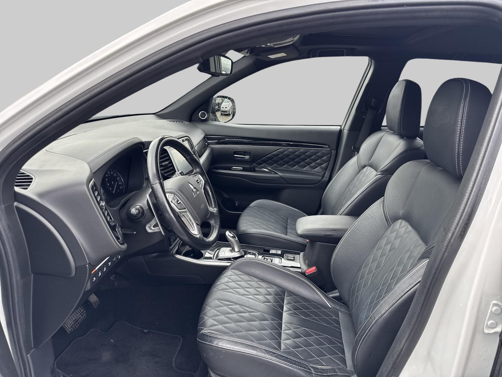 MITSUBISHI Outlander 2.4 PHEV Diamond S-Edition 4WD Automatic-image-4