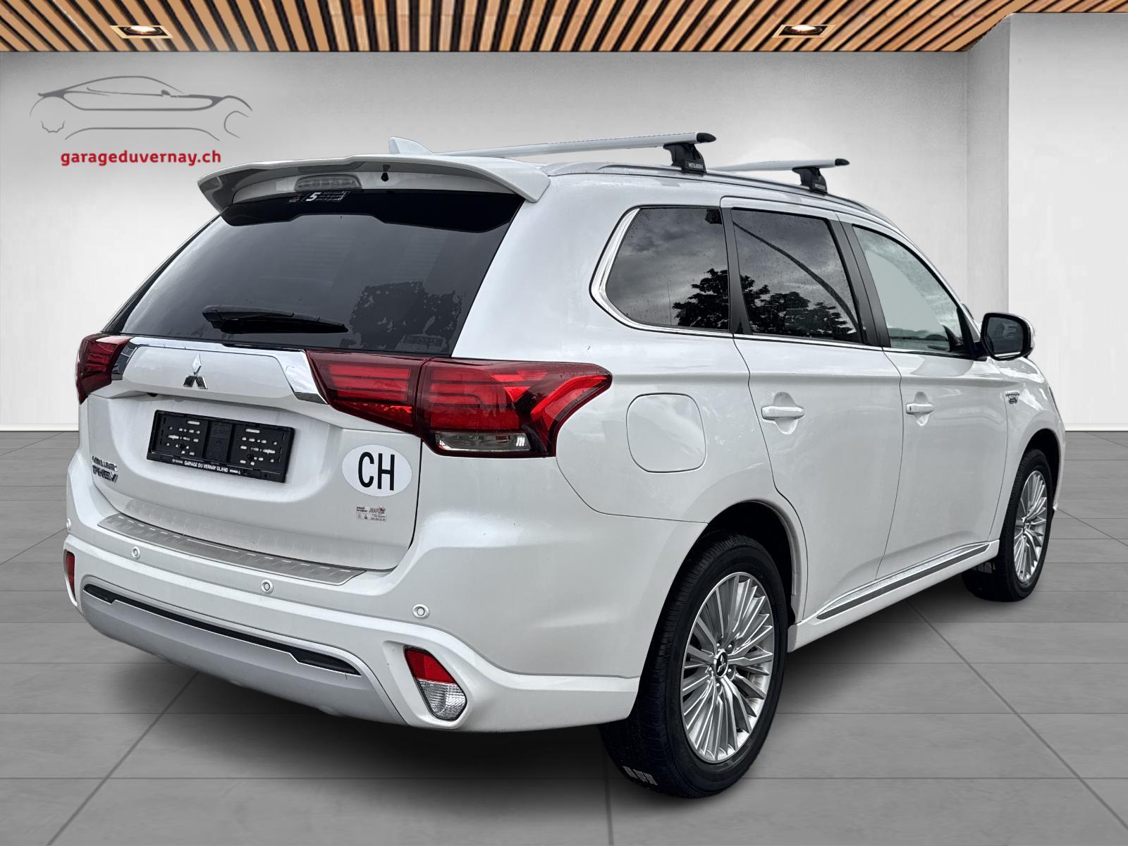MITSUBISHI Outlander 2.4 PHEV Diamond S-Edition 4WD Automatic-image-2