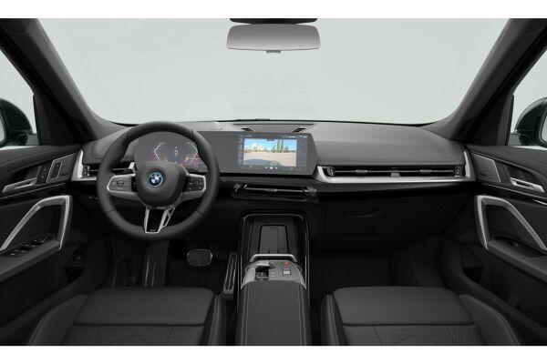 BMW iX1 30 xDrive-image-3