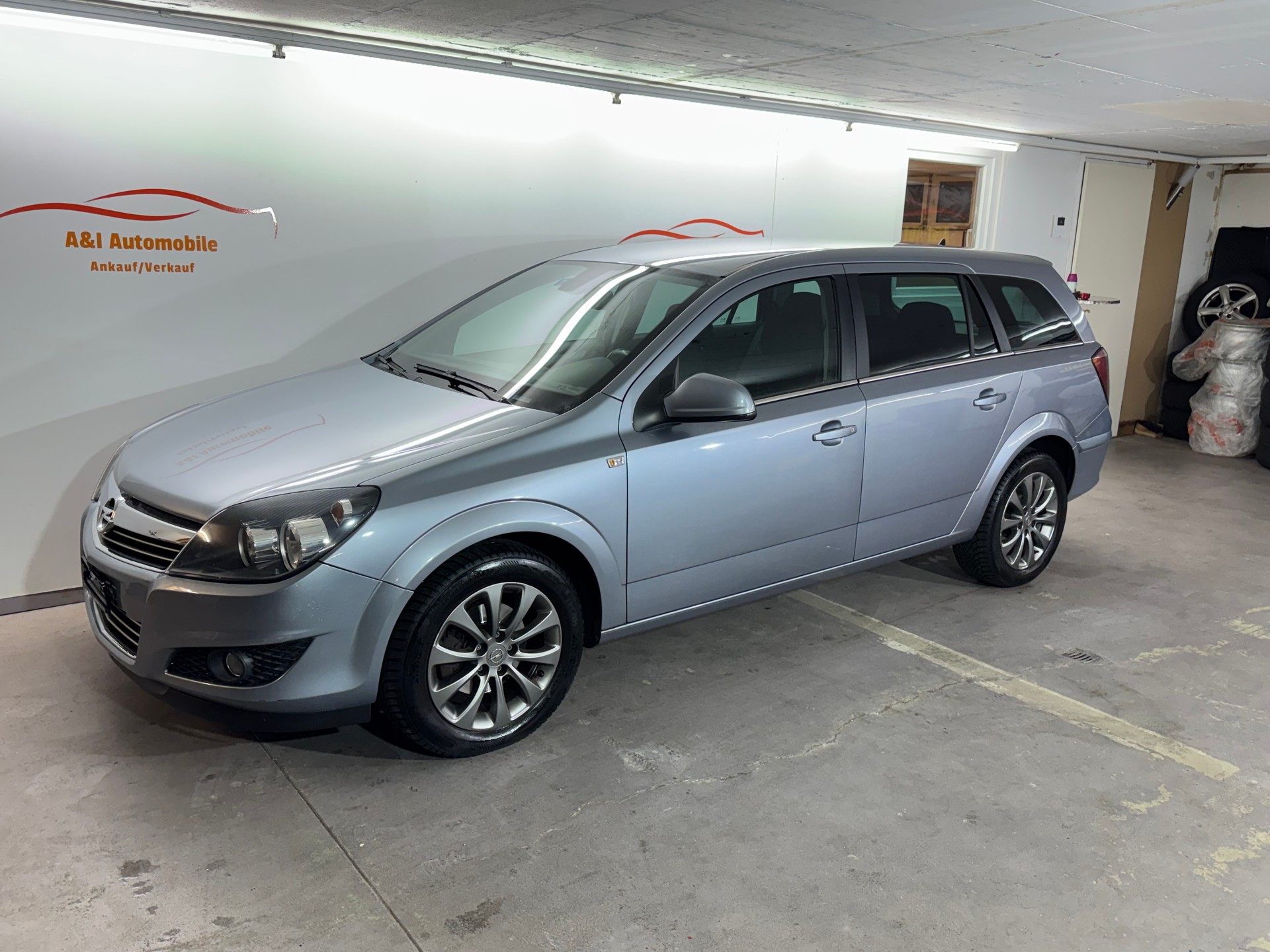 OPEL Astra Caravan 1.8i 16V Anniversary Ed. Aut.-image-0