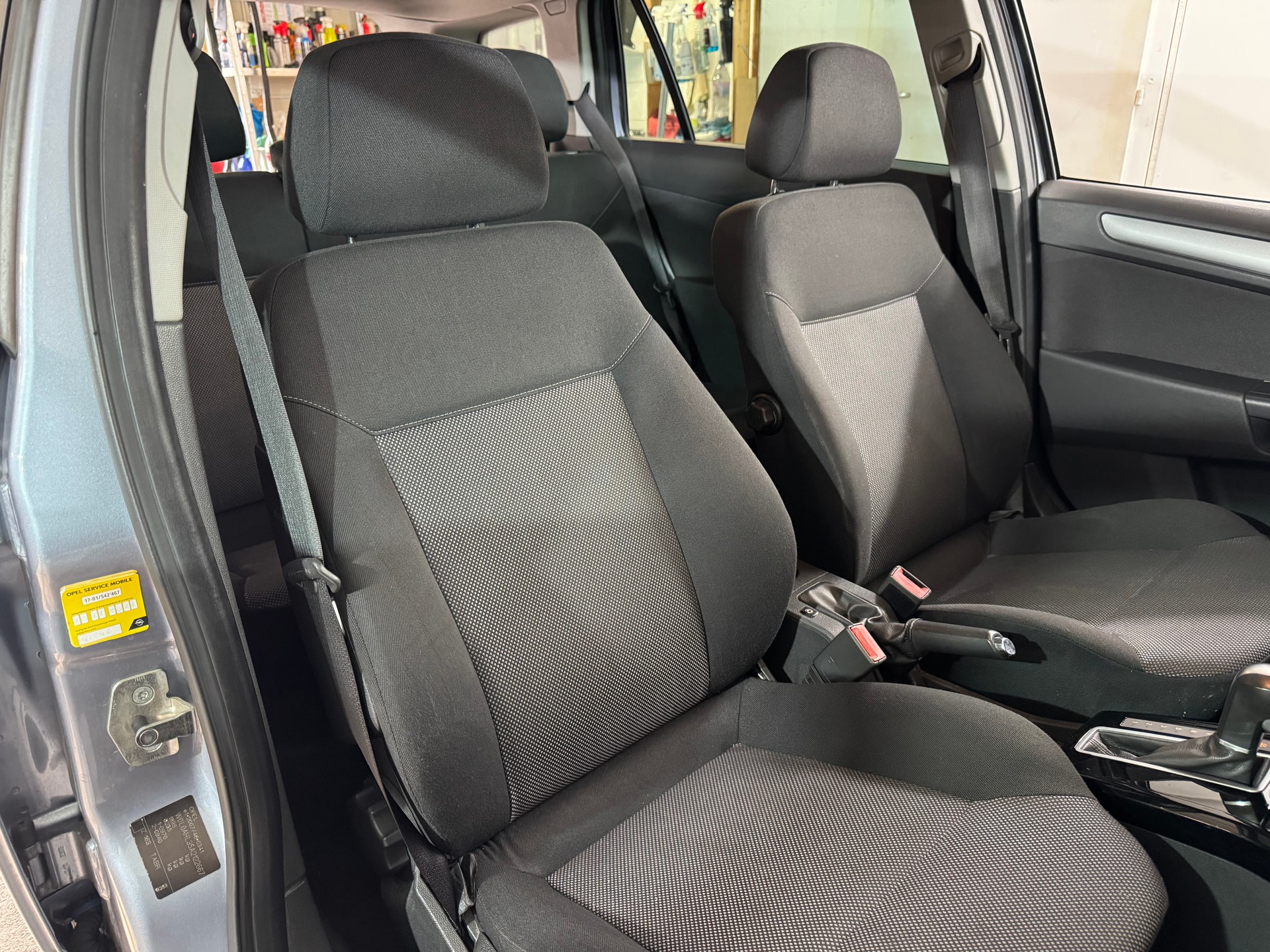 OPEL Astra Caravan 1.8i 16V Anniversary Ed. Aut.-image-9