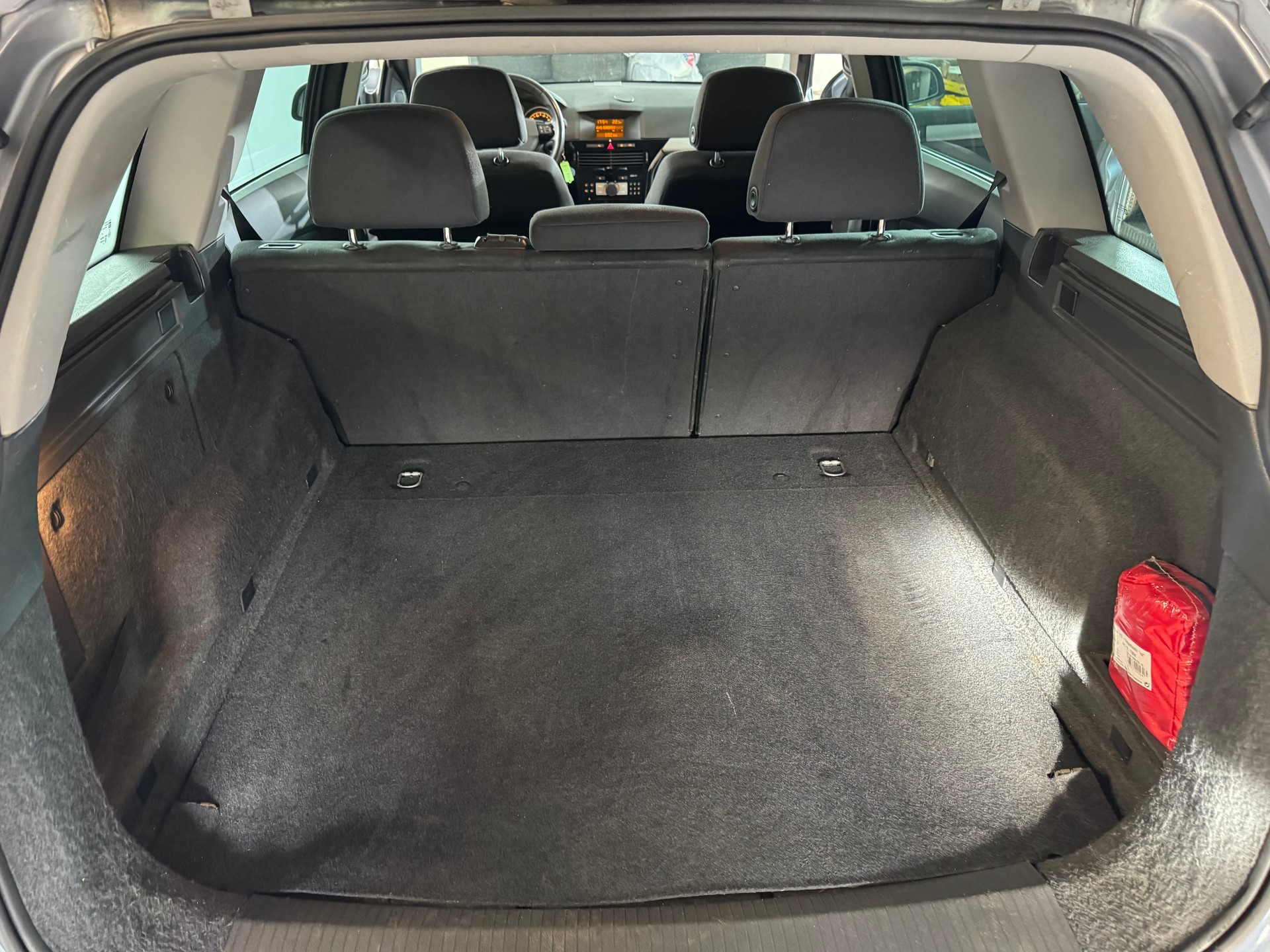 OPEL Astra Caravan 1.8i 16V Anniversary Ed. Aut.-image-13