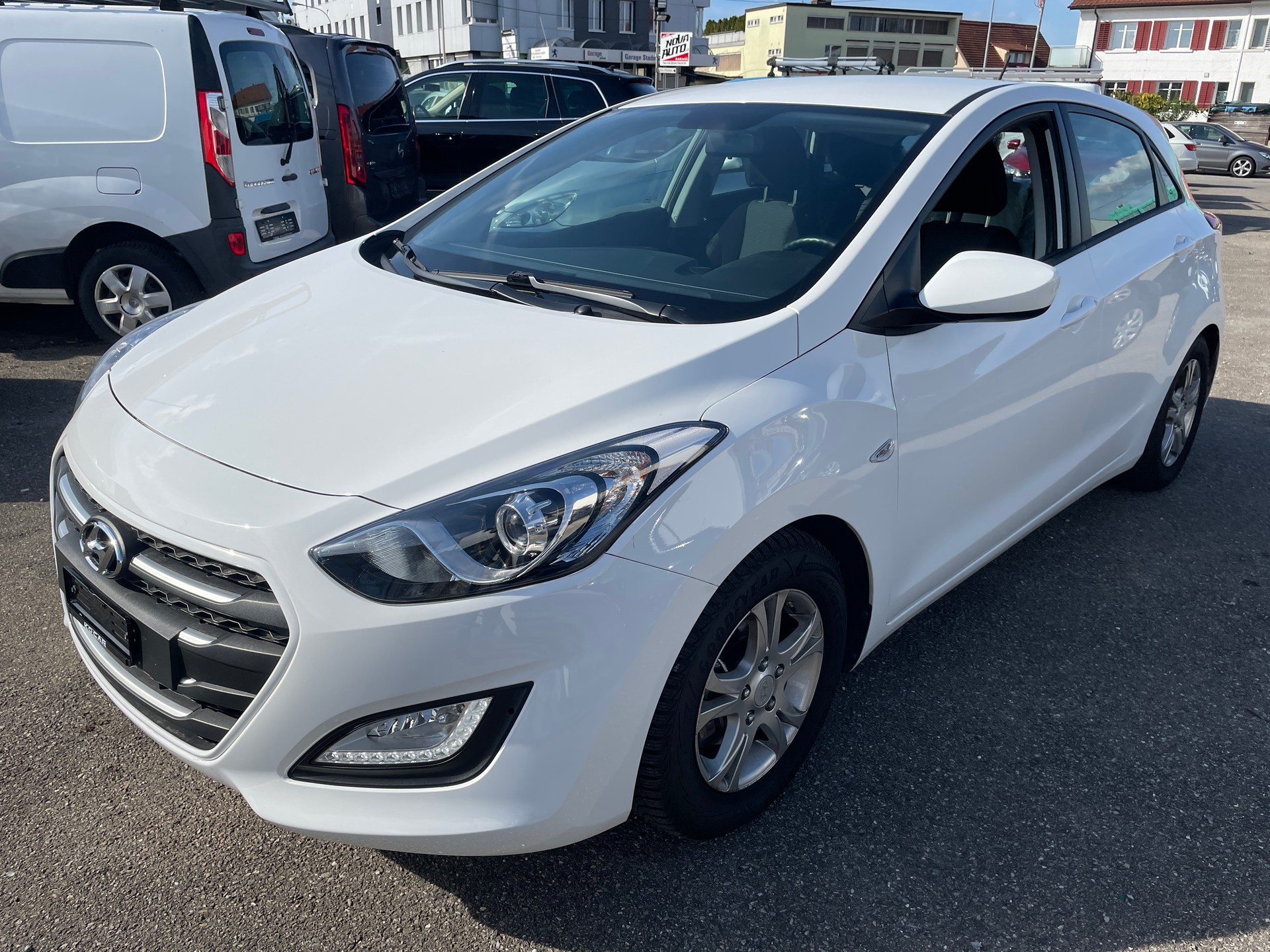 HYUNDAI i30-image-1