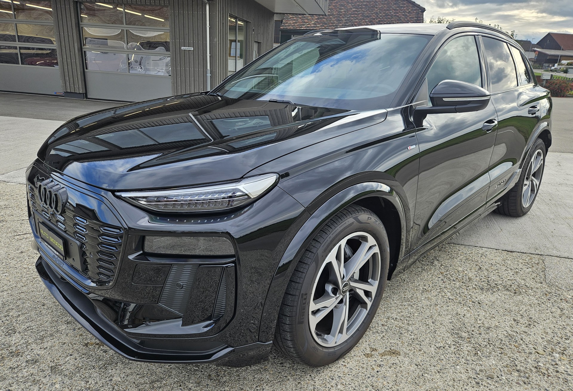 AUDI Q6 e-tron quattro S-Line mit Anhängerkupplung-showroom-element-2
