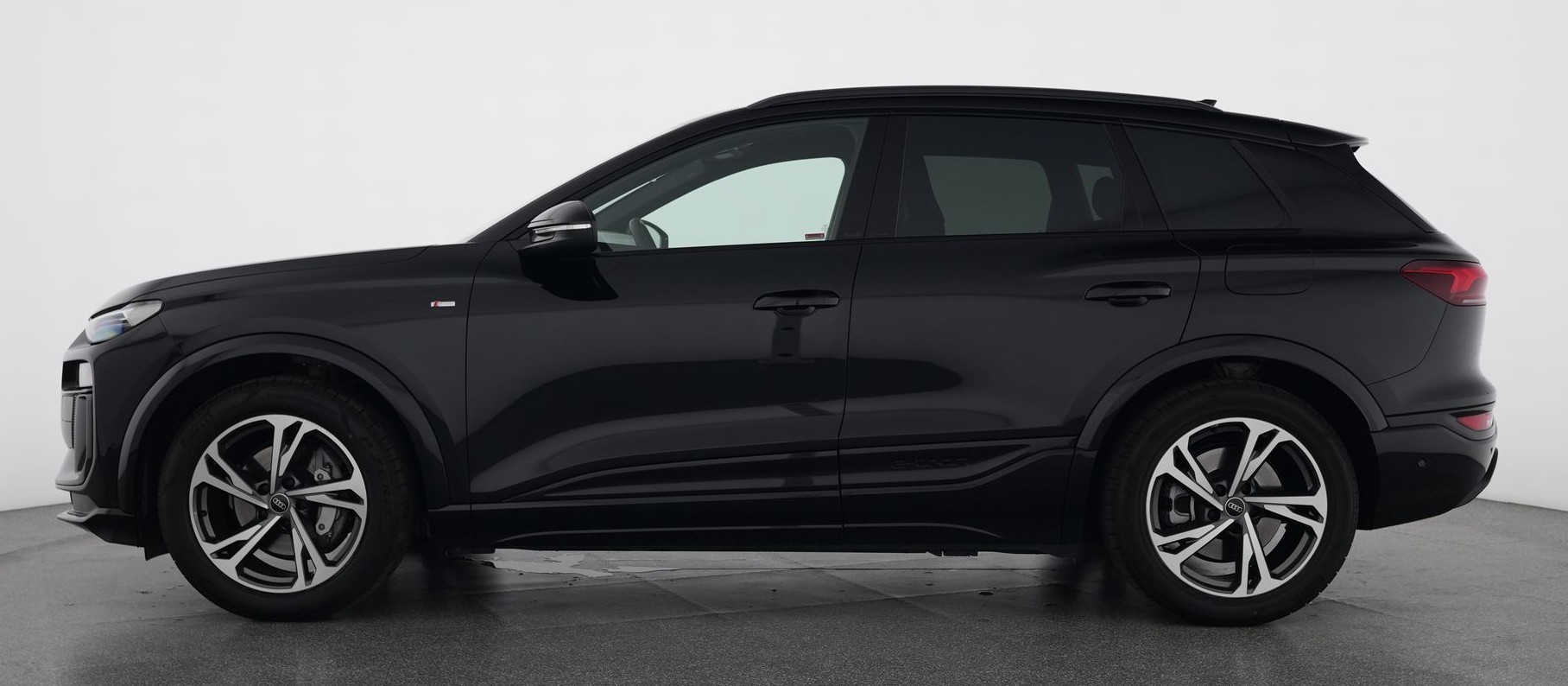 AUDI Q6 e-tron quattro S-Line mit Anhängerkupplung-showroom-element-1