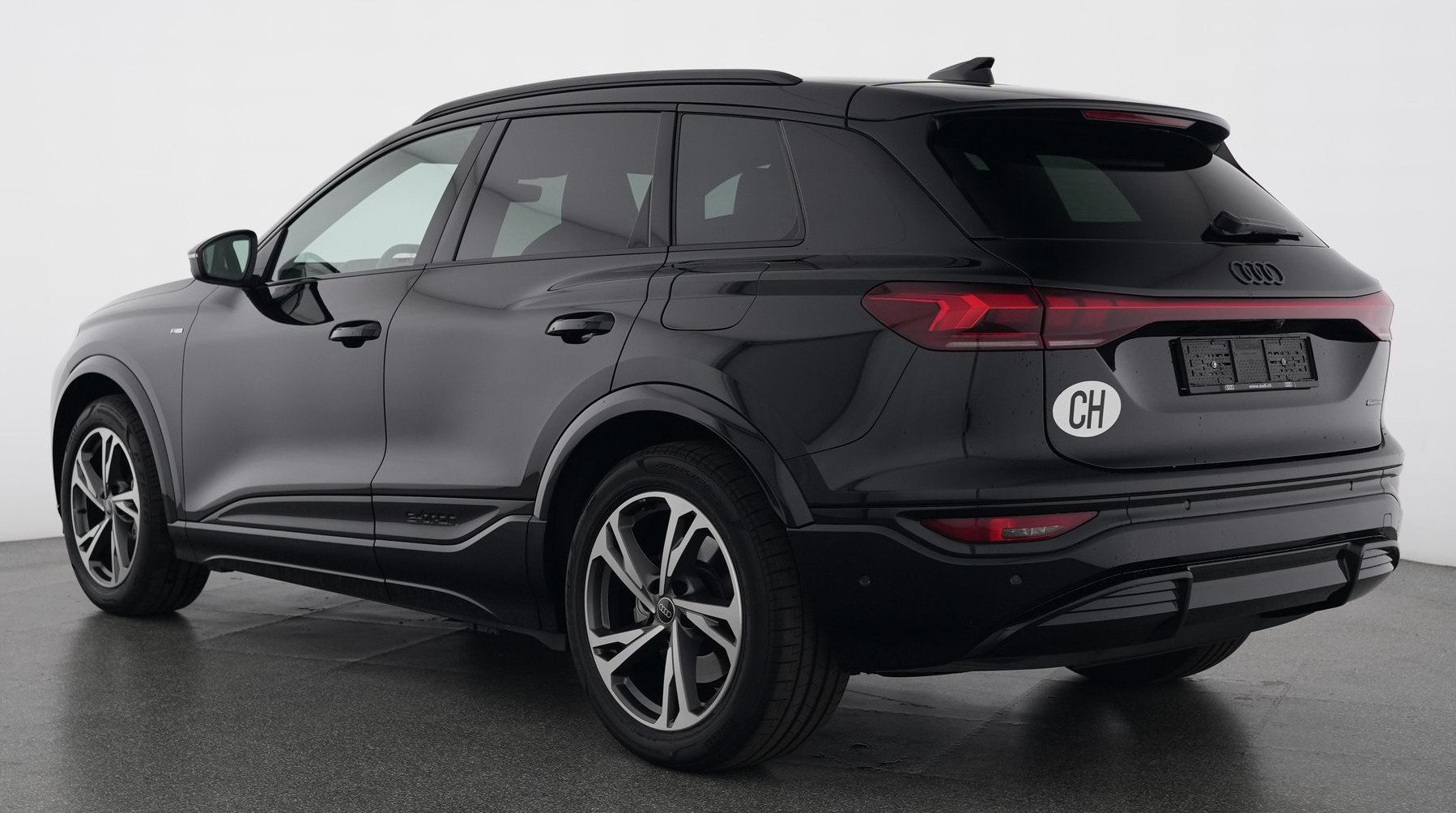 AUDI Q6 e-tron quattro S-Line mit Anhängerkupplung-showroom-element-2