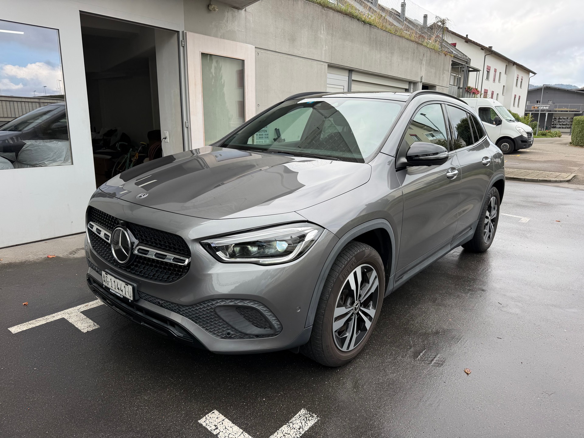 MERCEDES-BENZ GLA 250 4Matic Progressive 8G-DCT - CH Fahrzeug Gratis Service bis 100`000 Kilometer-image-0