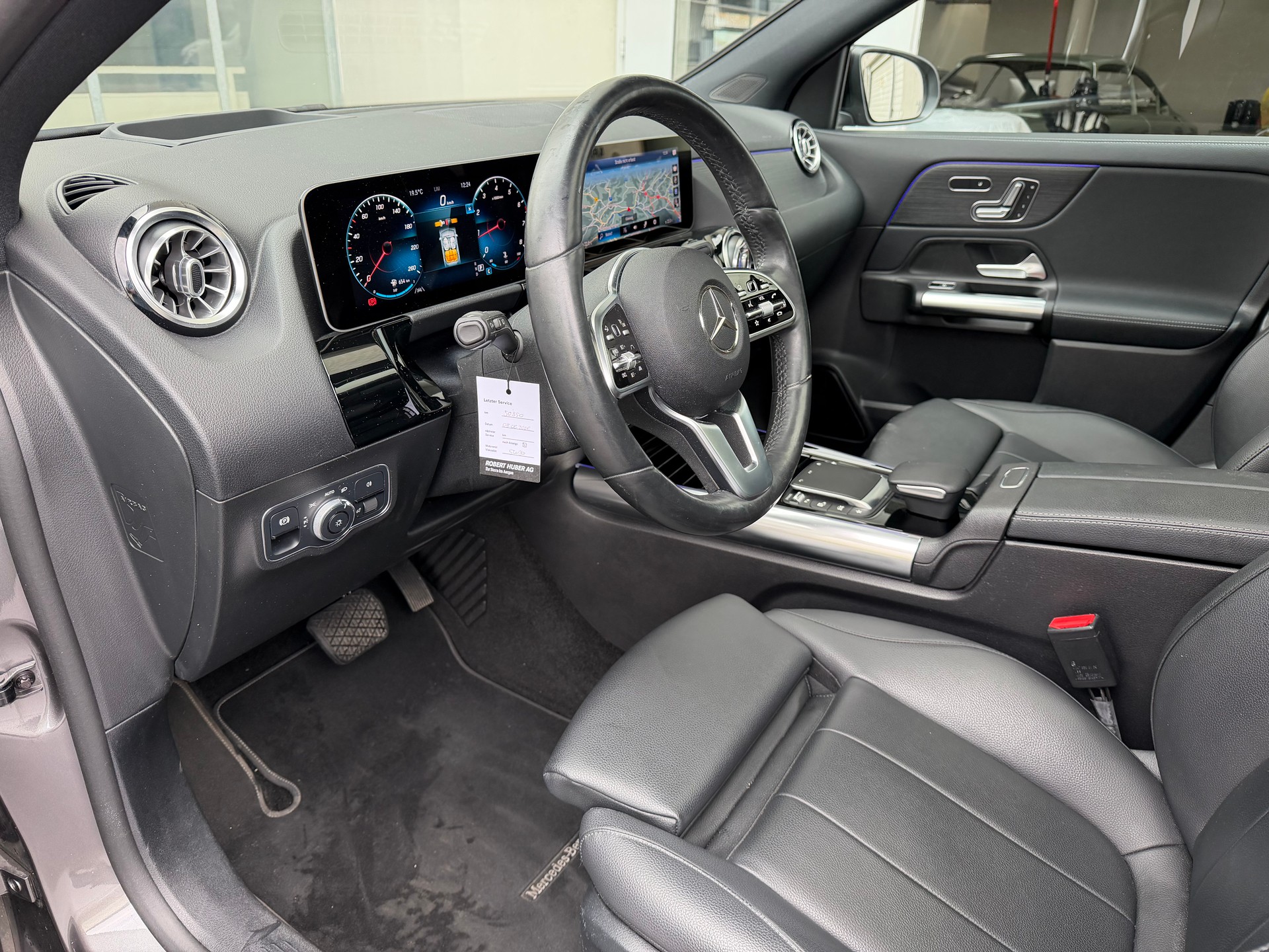 MERCEDES-BENZ GLA 250 4Matic Progressive 8G-DCT - CH Fahrzeug Gratis Service bis 100`000 Kilometer-image-3