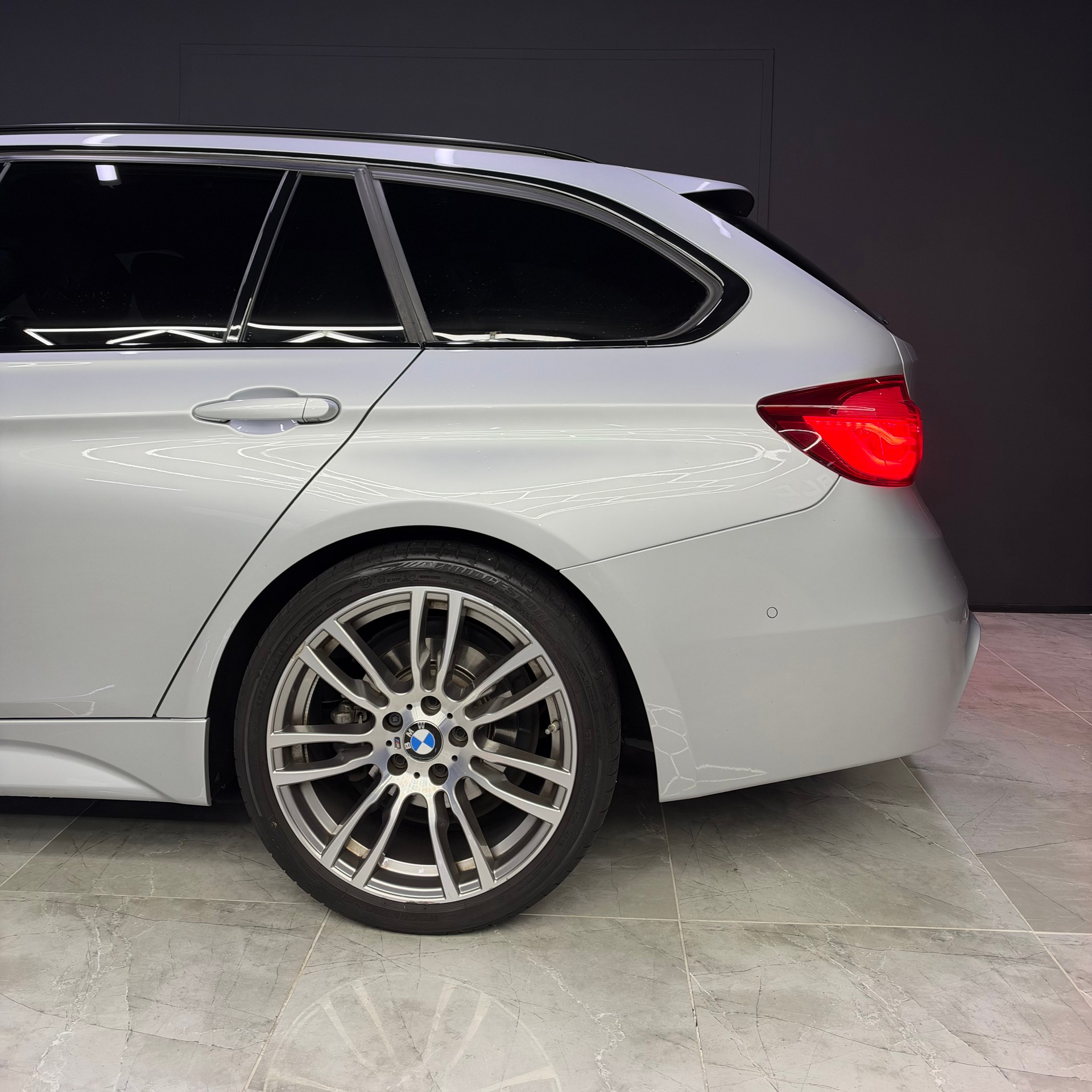 BMW 320d xDrive Touring Edition M Sport Steptronic-image-6