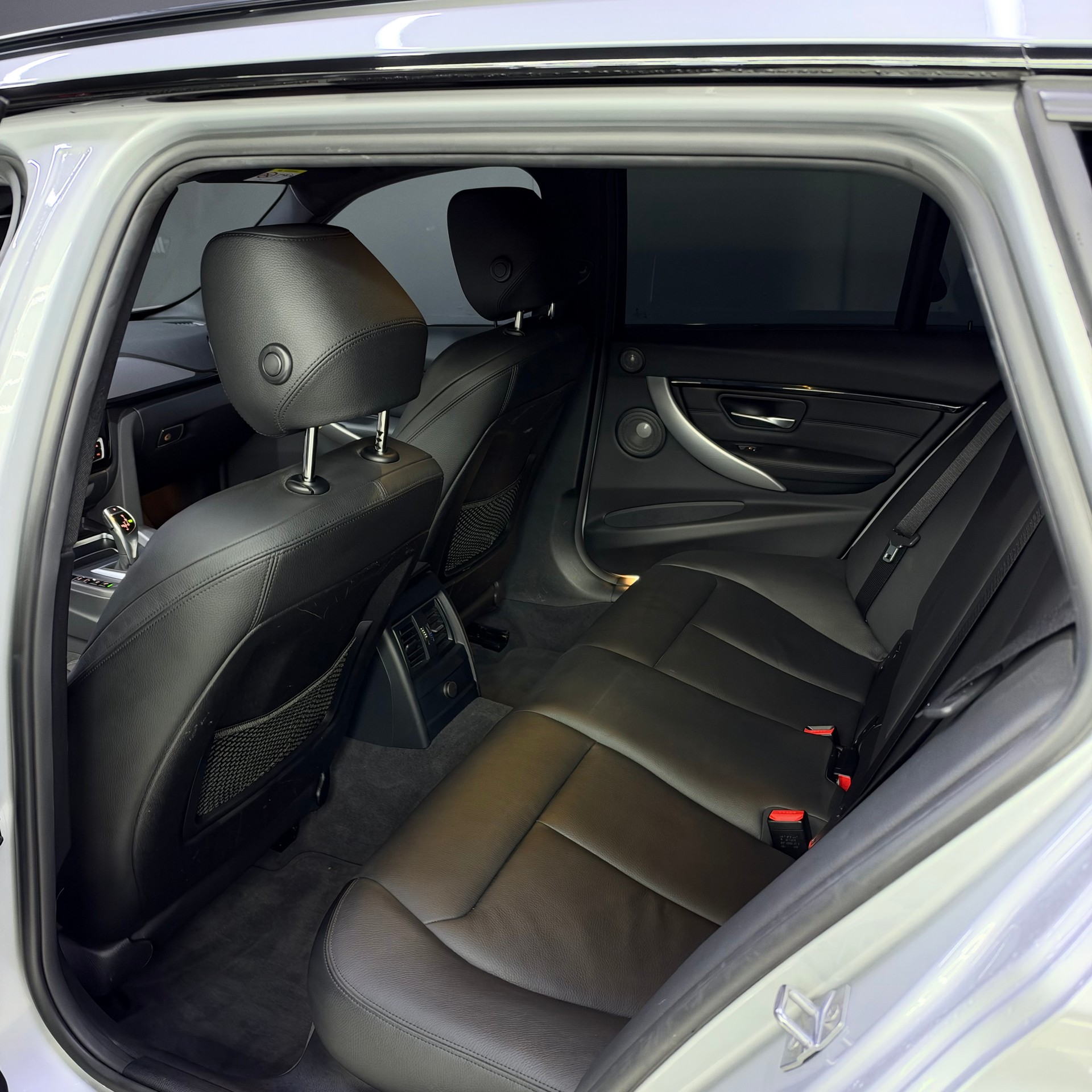 BMW 320d xDrive Touring Edition M Sport Steptronic-image-9