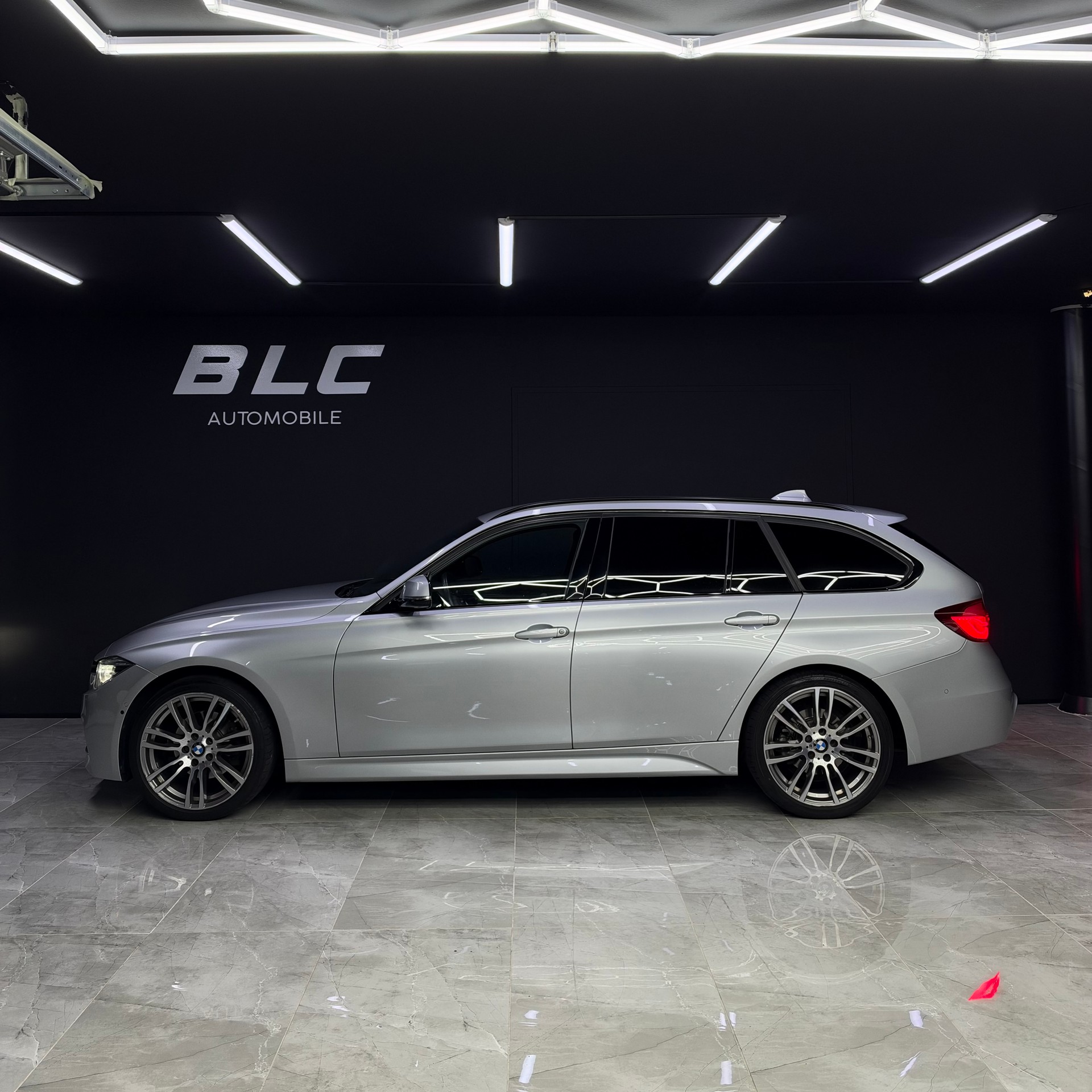 BMW 320d xDrive Touring Edition M Sport Steptronic-image-2