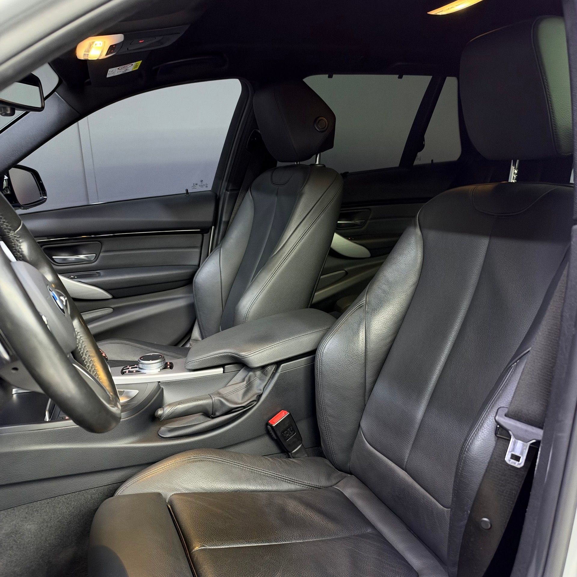 BMW 320d xDrive Touring Edition M Sport Steptronic-image-8