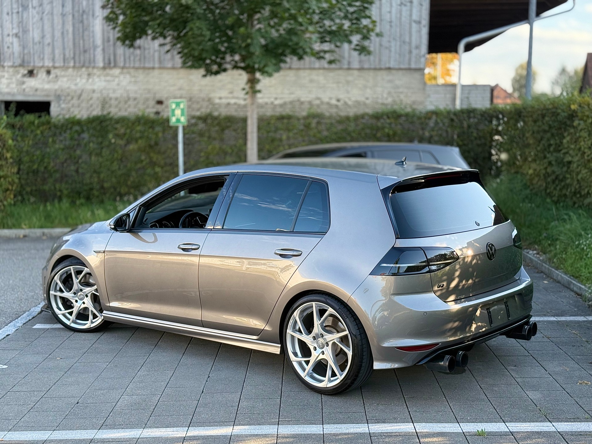 VW 2.0 TSI R DSG 4motion-image-4