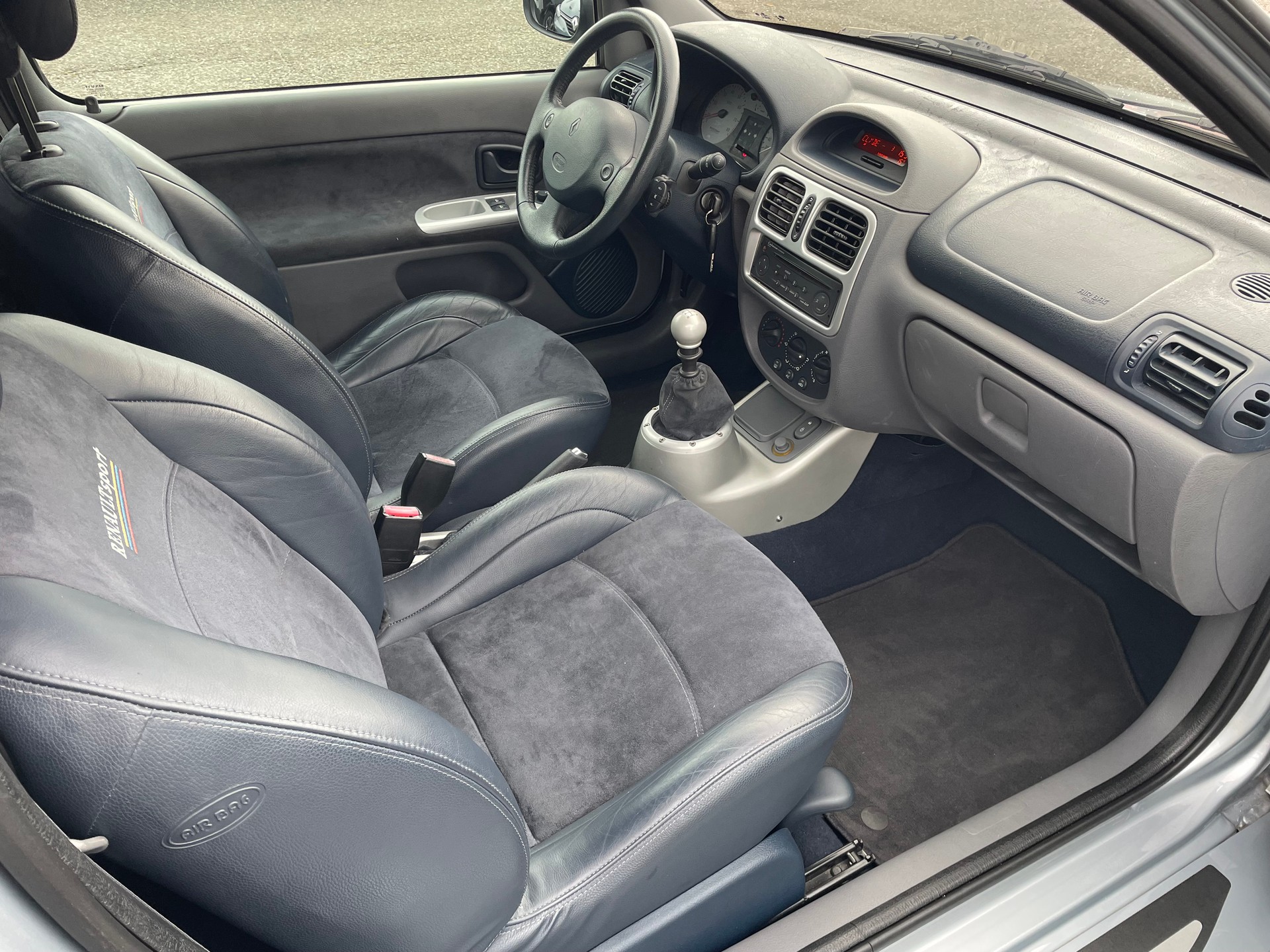 RENAULT Clio 3.0 V6-image-9
