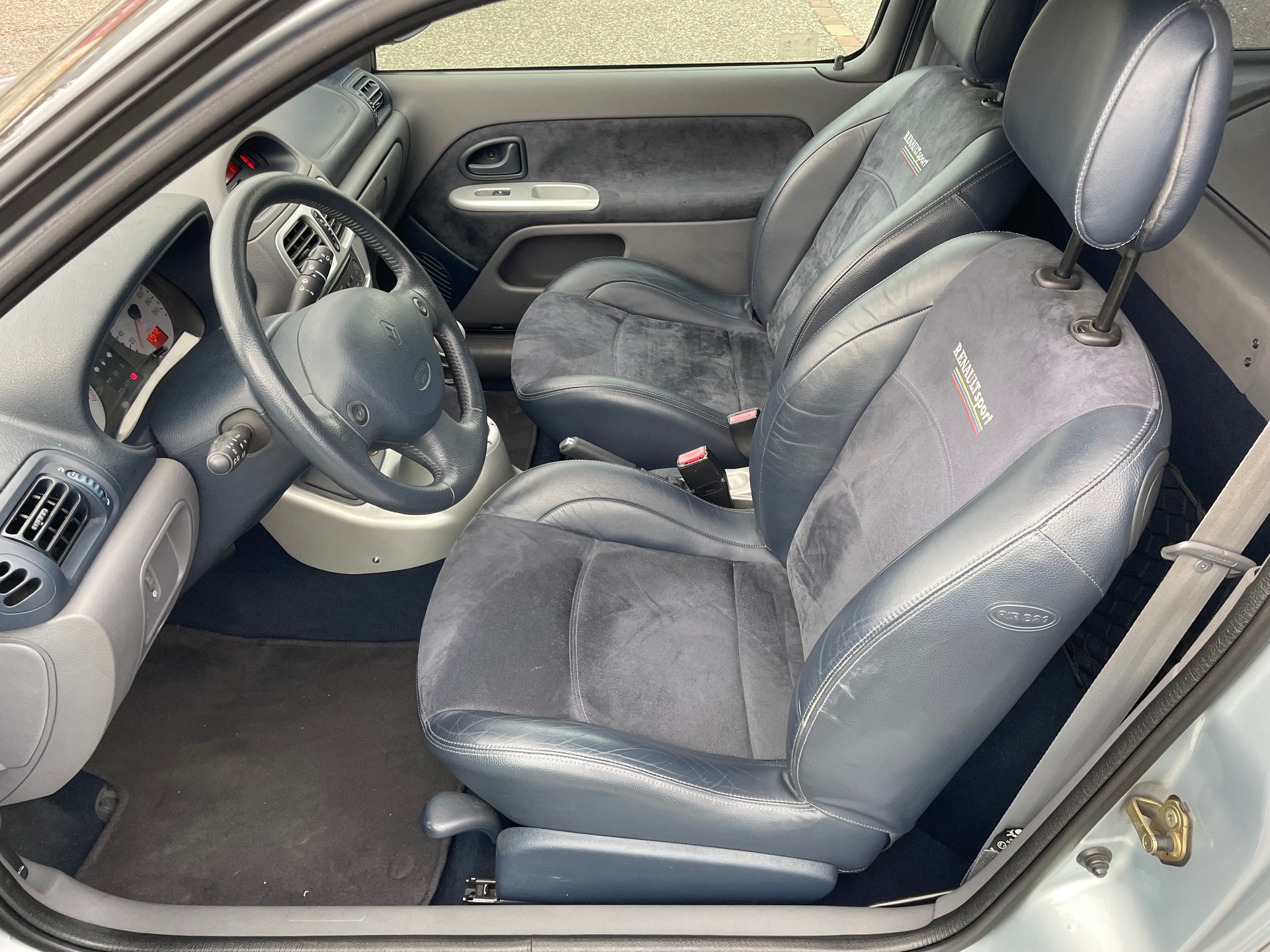 RENAULT Clio 3.0 V6-image-11