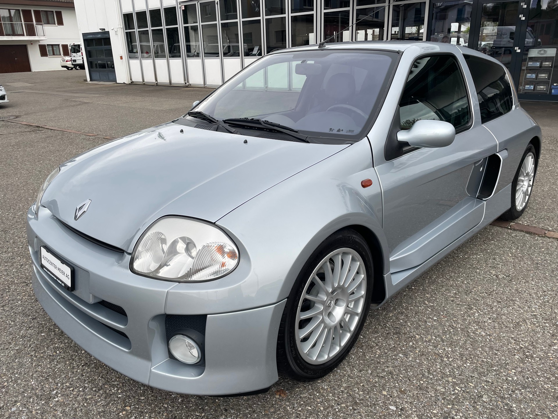 RENAULT Clio 3.0 V6-image-1