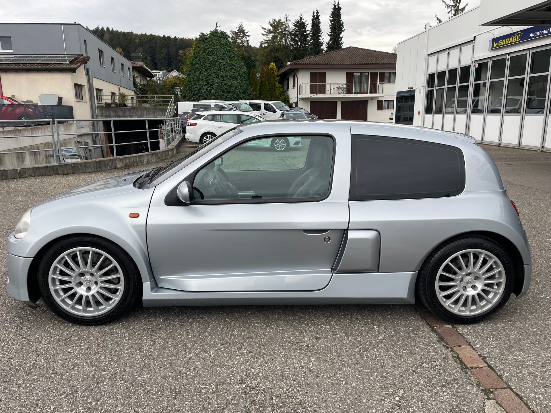 RENAULT Clio 3.0 V6-image-2