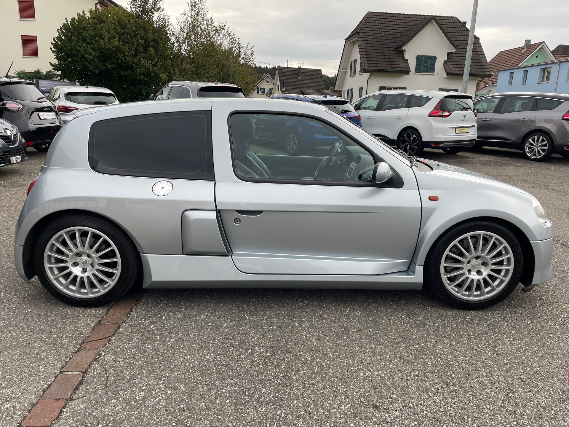 RENAULT Clio 3.0 V6-image-6