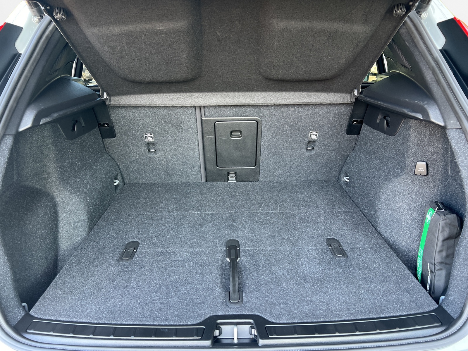 VOLVO XC40 2.0 B3 MH Plus Dark-image-14