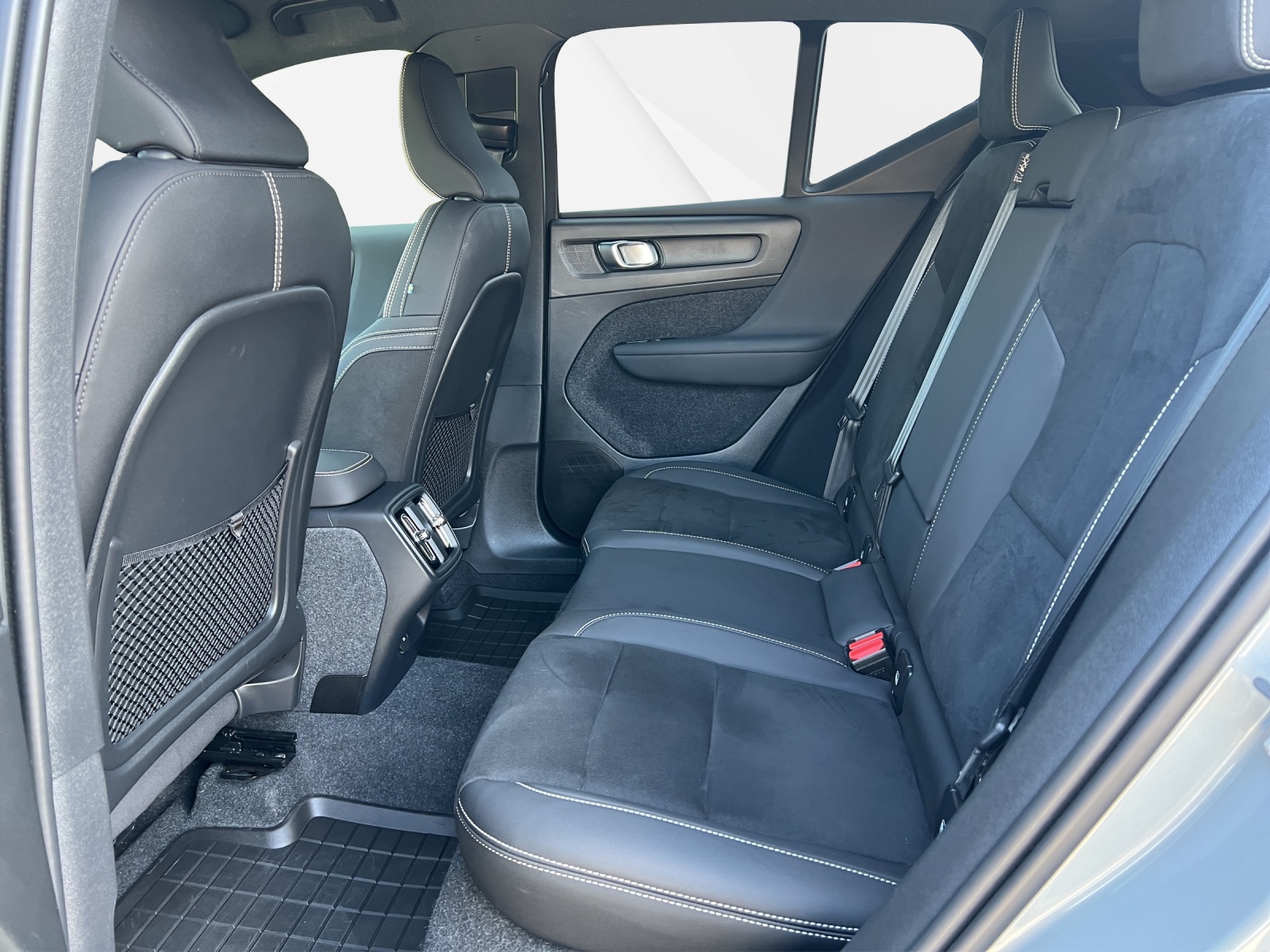 VOLVO XC40 2.0 B3 MH Plus Dark-image-13