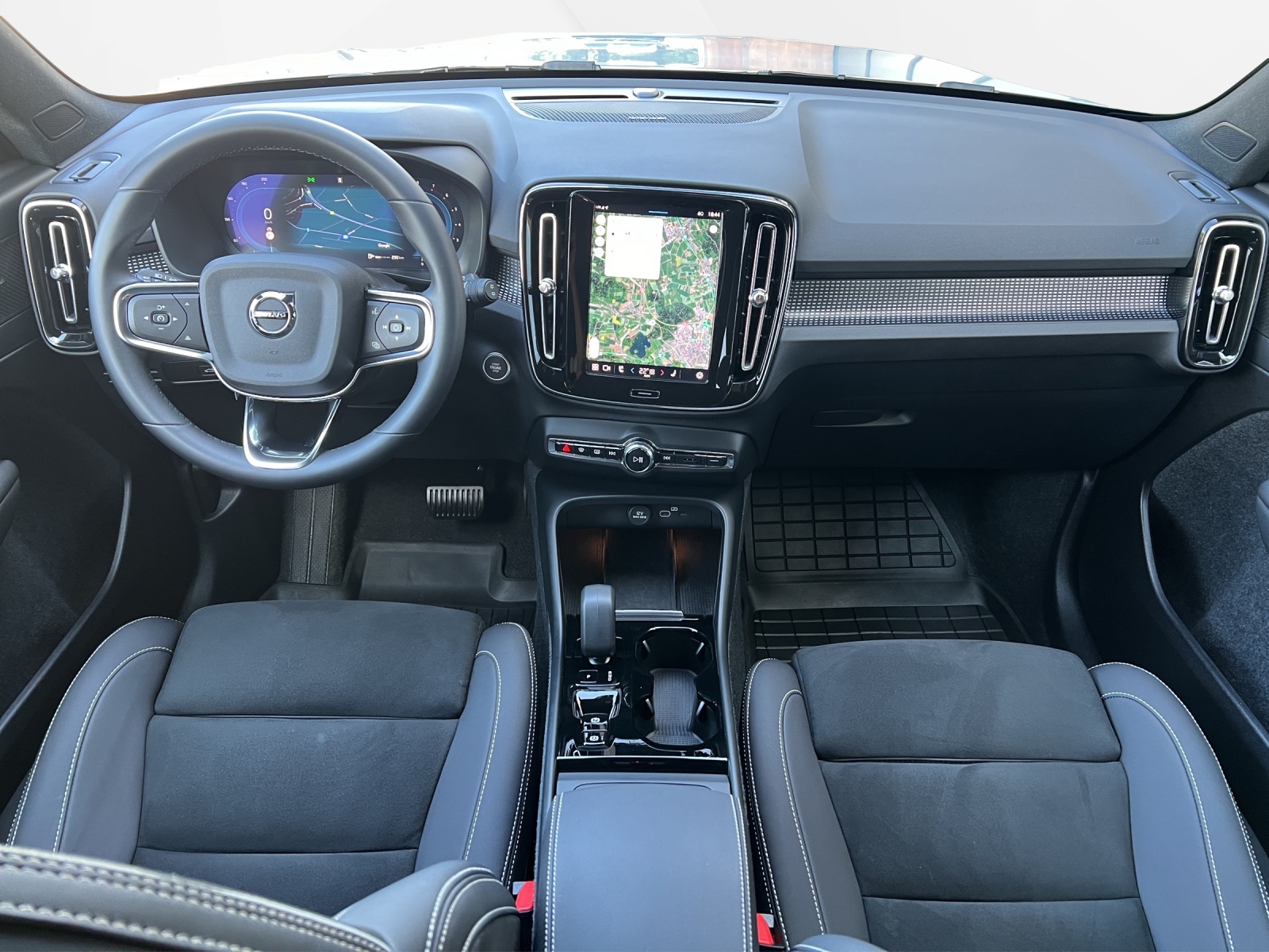 VOLVO XC40 2.0 B3 MH Plus Dark-image-10