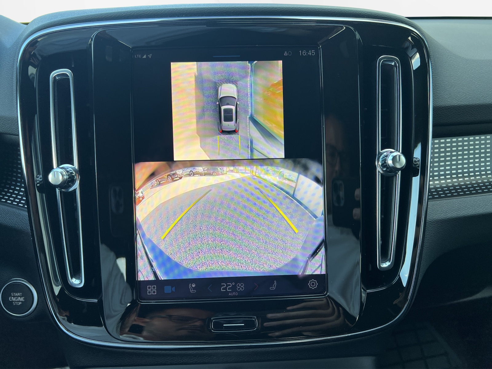 VOLVO XC40 2.0 B3 MH Plus Dark-image-12