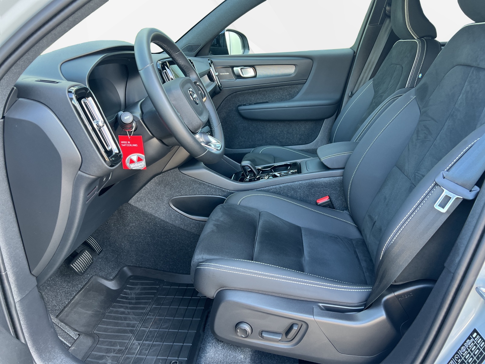VOLVO XC40 2.0 B3 MH Plus Dark-image-9