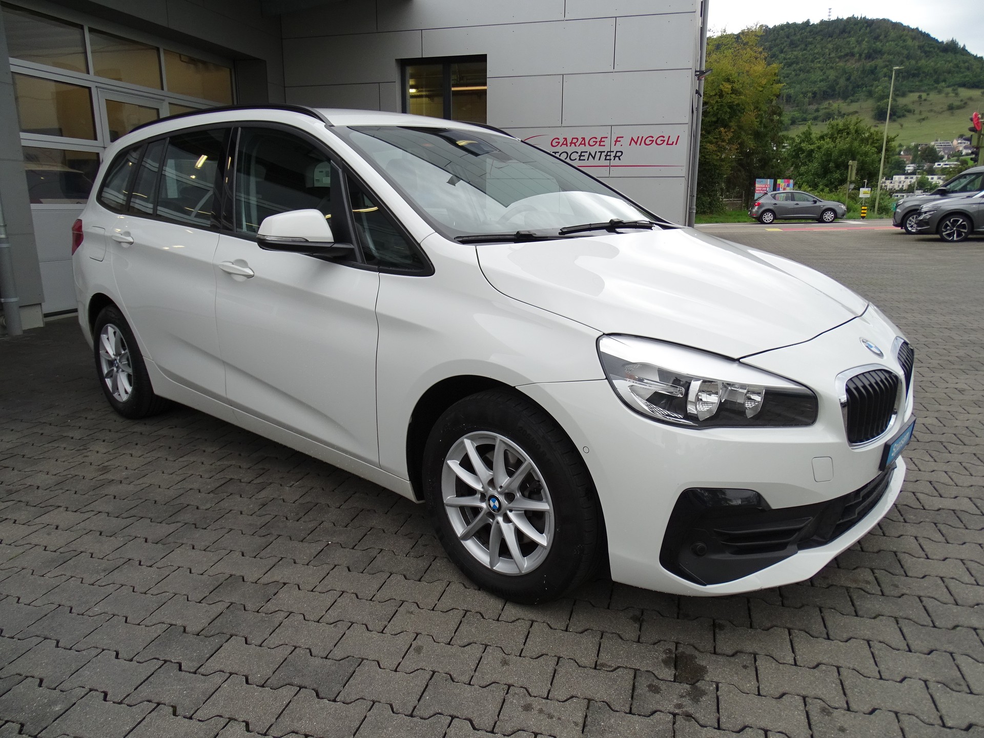 BMW 216d Gran Tourer DKG-showroom-element-1