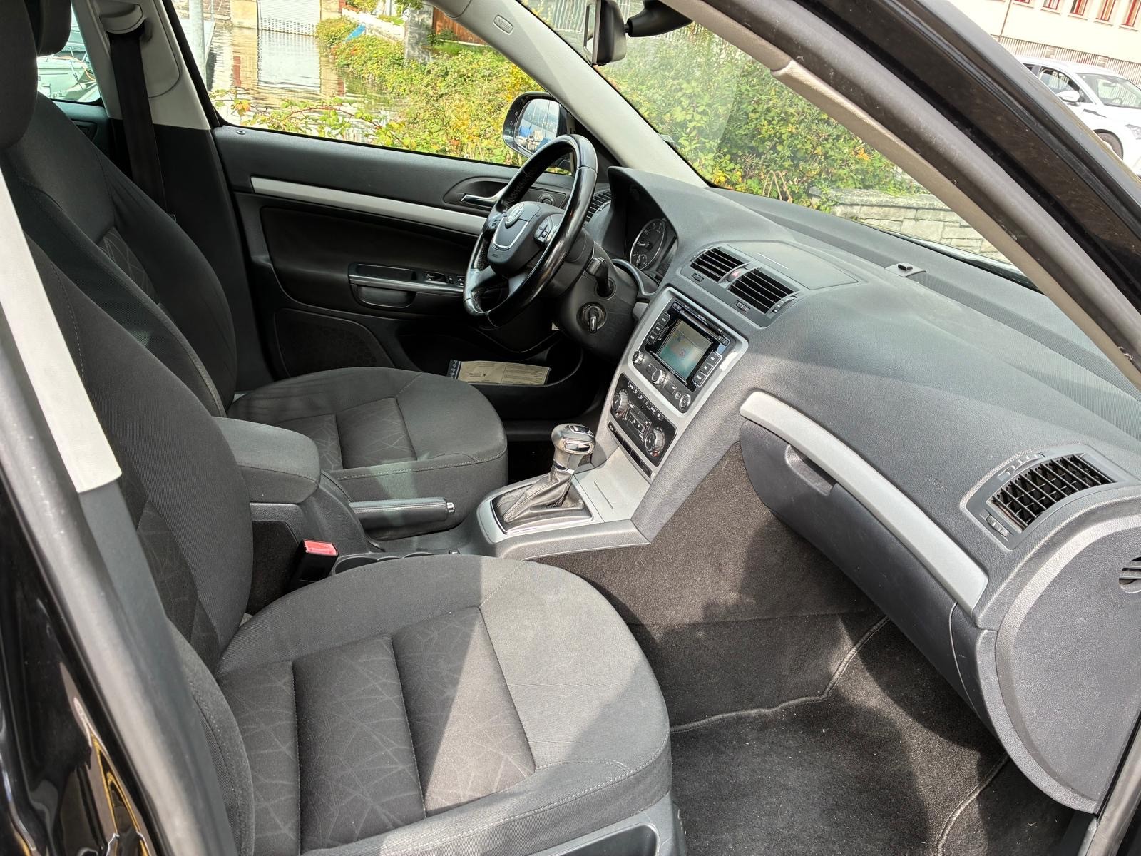 SKODA Octavia Combi 1.8 TSI Family DSG-image-5