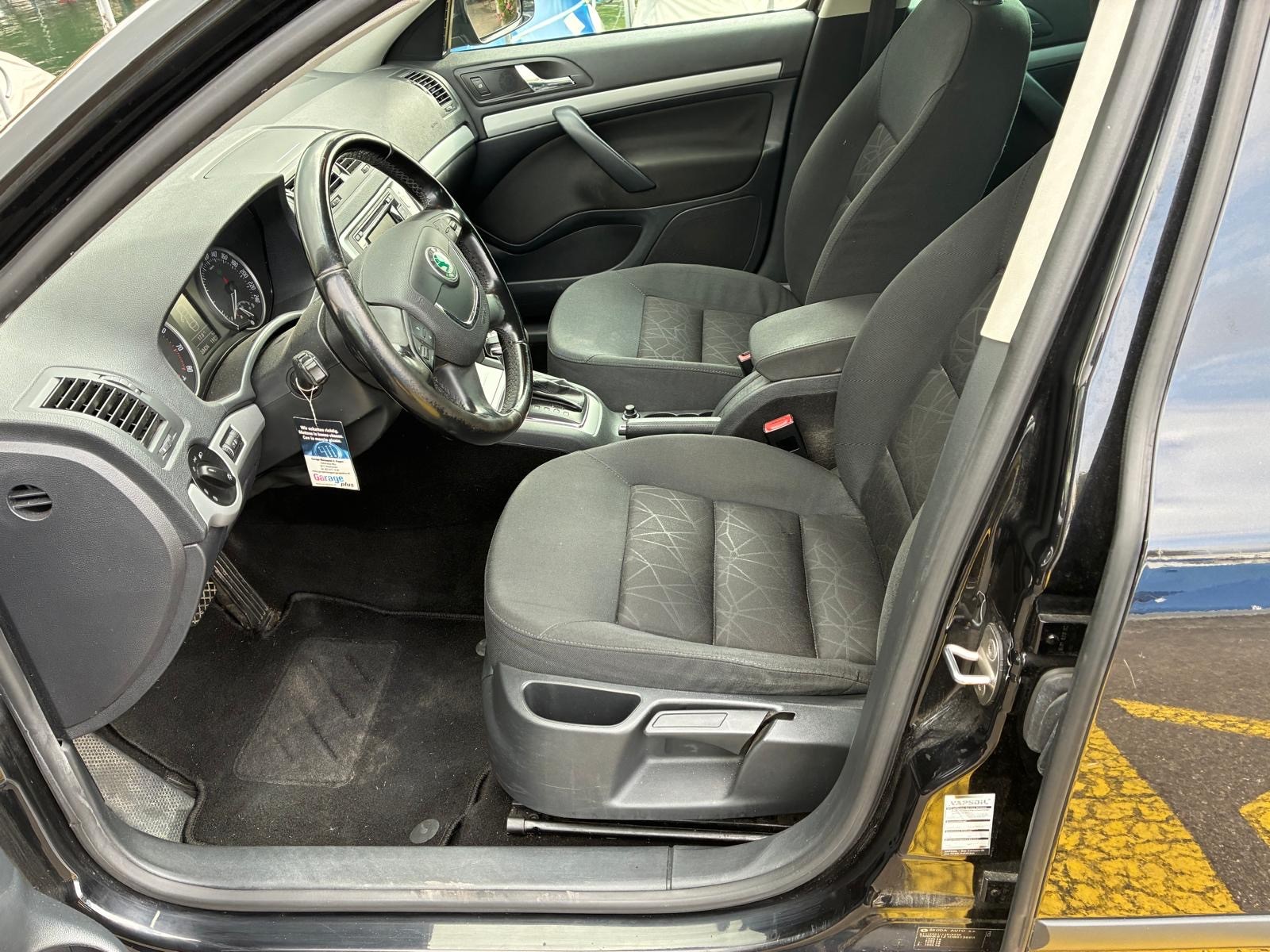 SKODA Octavia Combi 1.8 TSI Family DSG-image-13