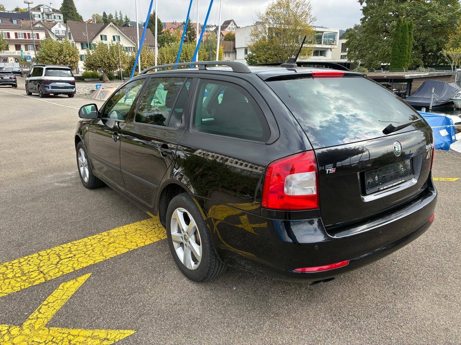 SKODA Octavia Combi 1.8 TSI Family DSG-image-11