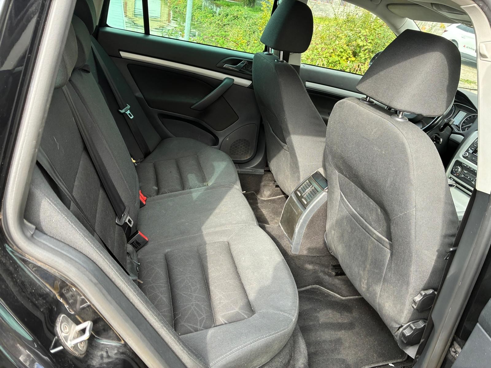 SKODA Octavia Combi 1.8 TSI Family DSG-image-8