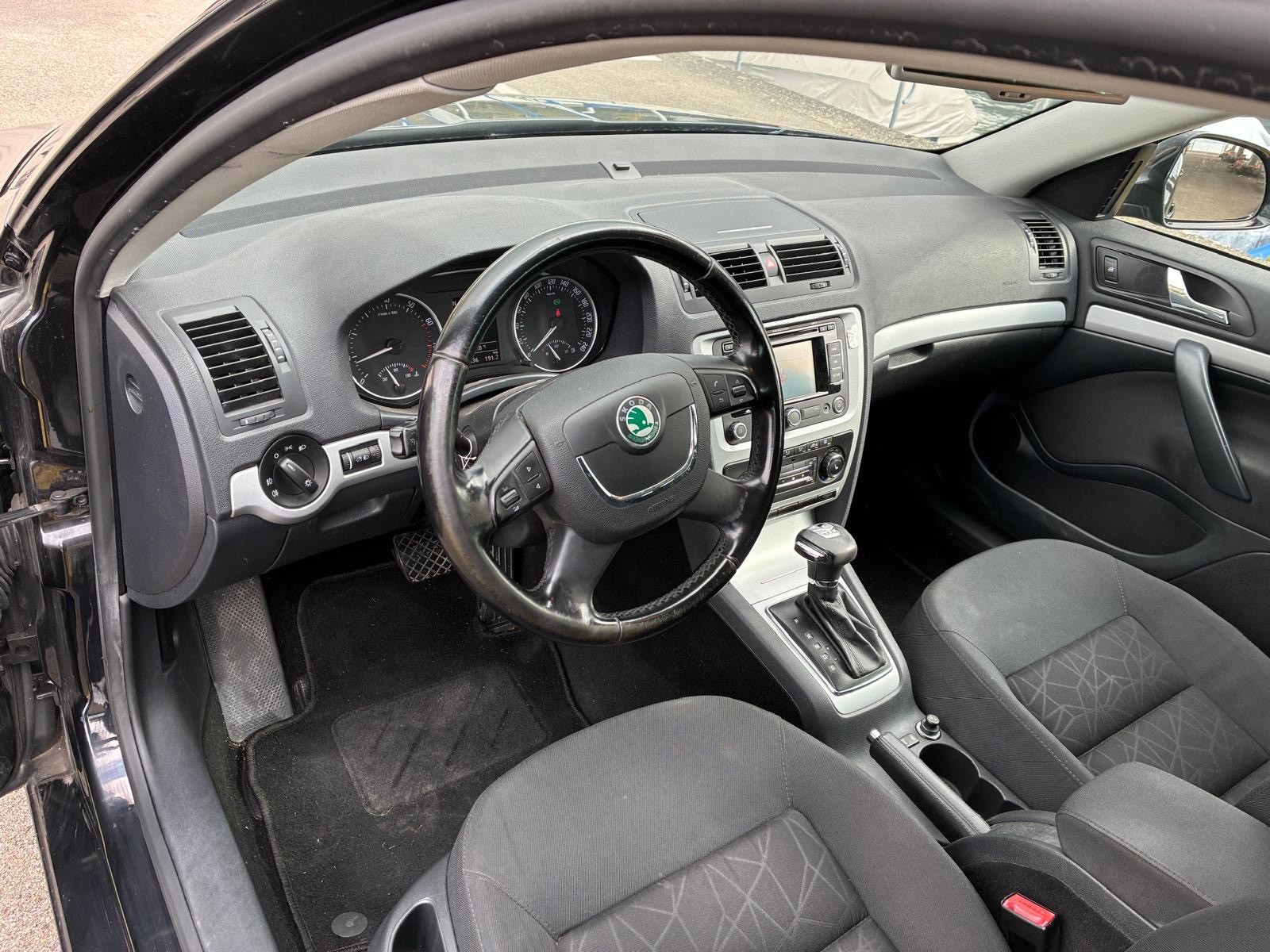 SKODA Octavia Combi 1.8 TSI Family DSG-image-2
