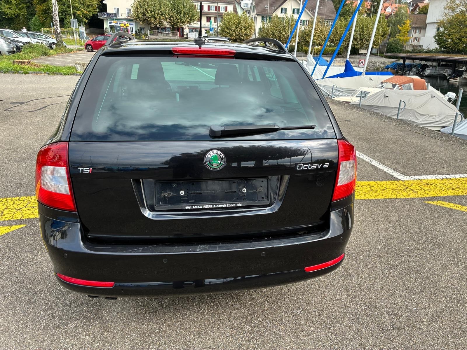 SKODA Octavia Combi 1.8 TSI Family DSG-image-10