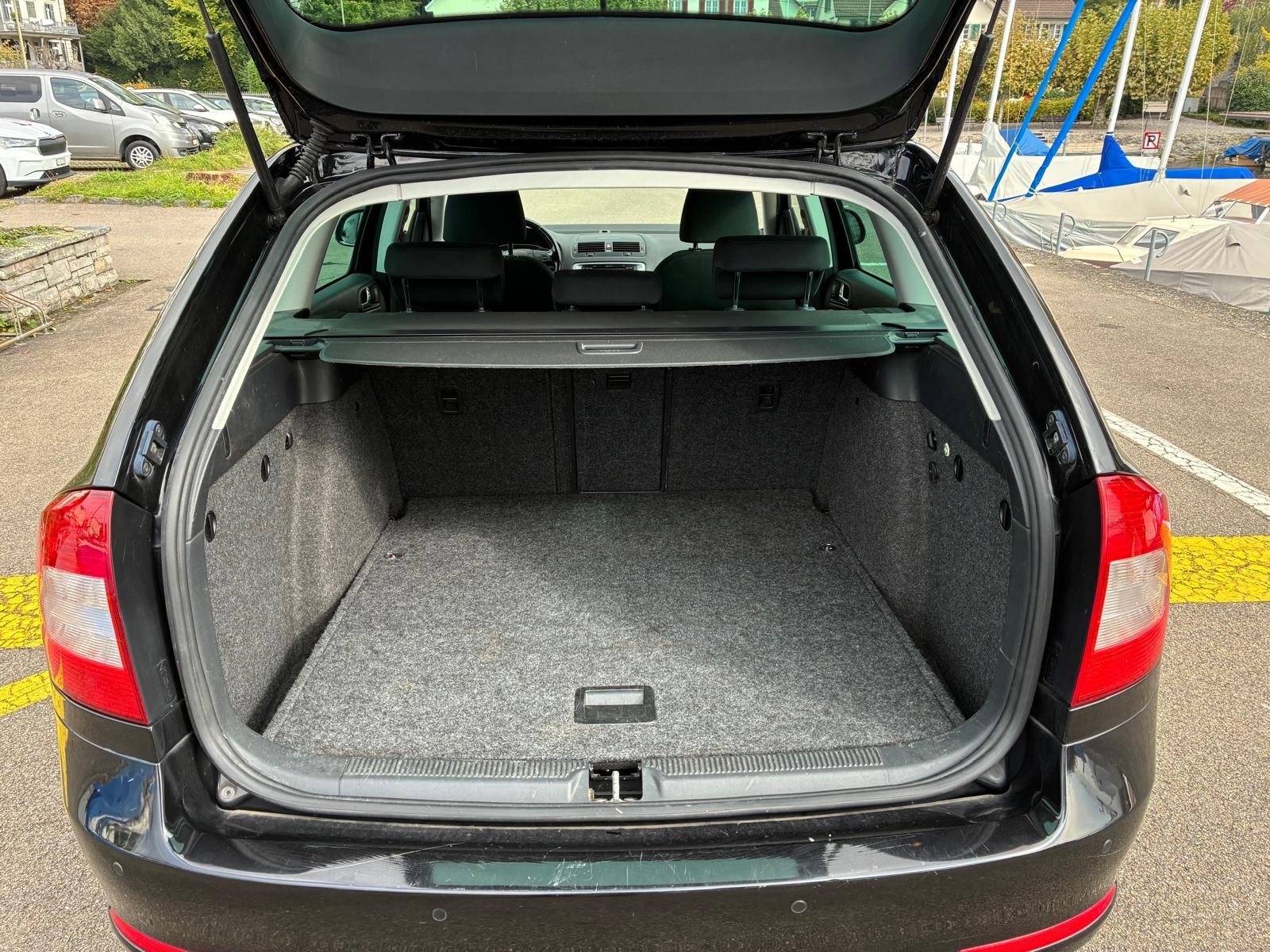 SKODA Octavia Combi 1.8 TSI Family DSG-image-9