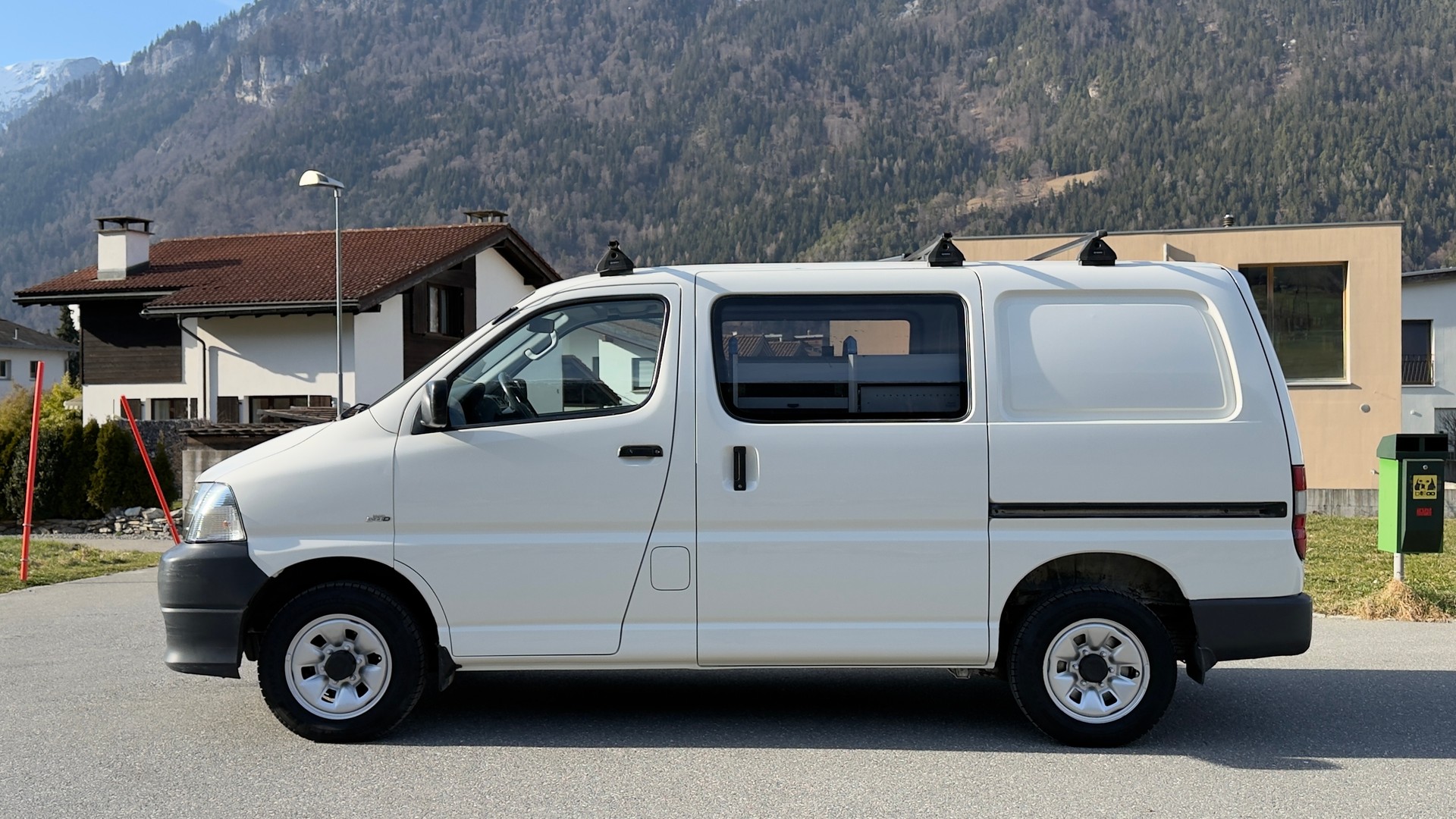 TOYOTA Hiace D-4D Van 4WD SWB-image-7
